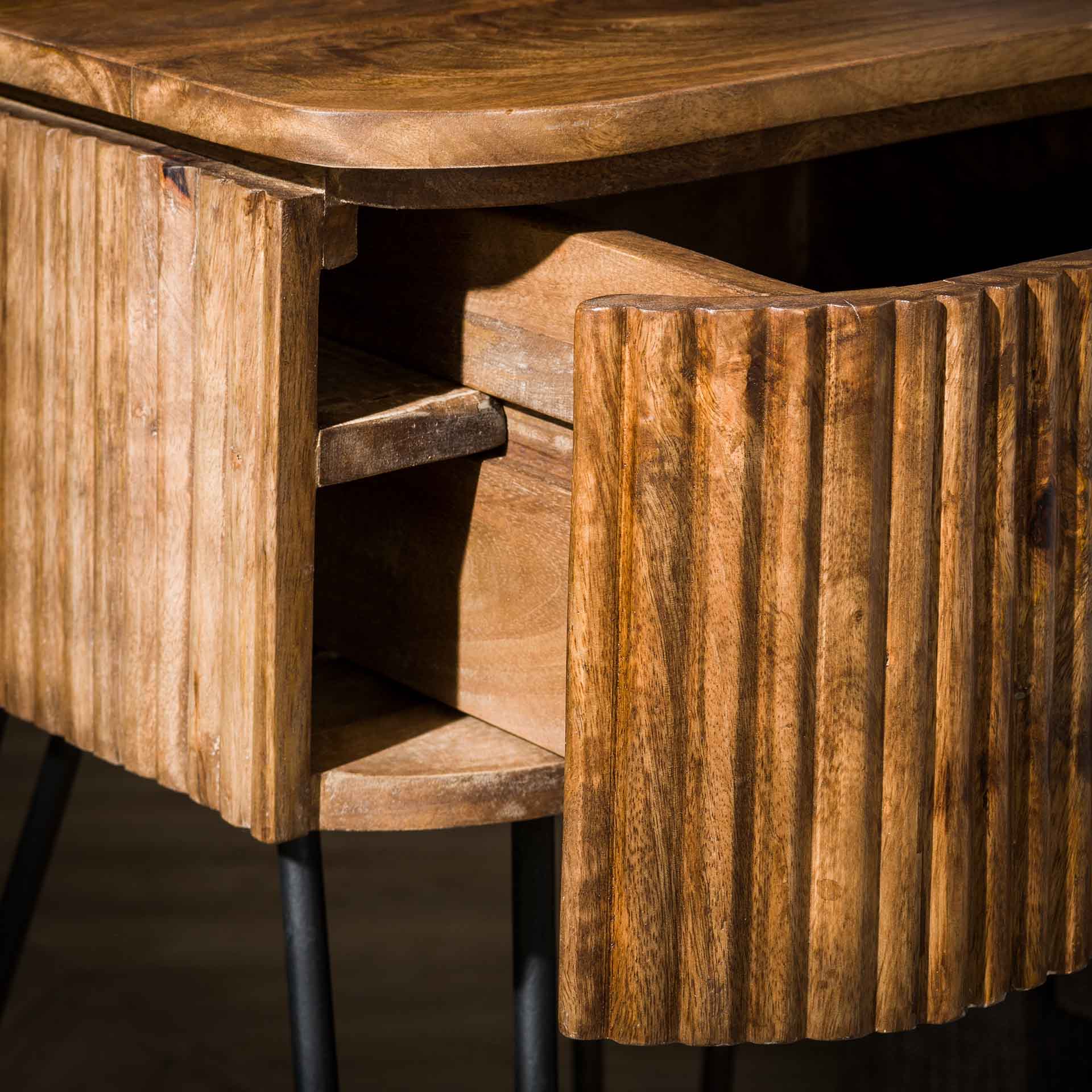 Beistelltisch – Vesta Living – Massivholz Mango Sandfarbe