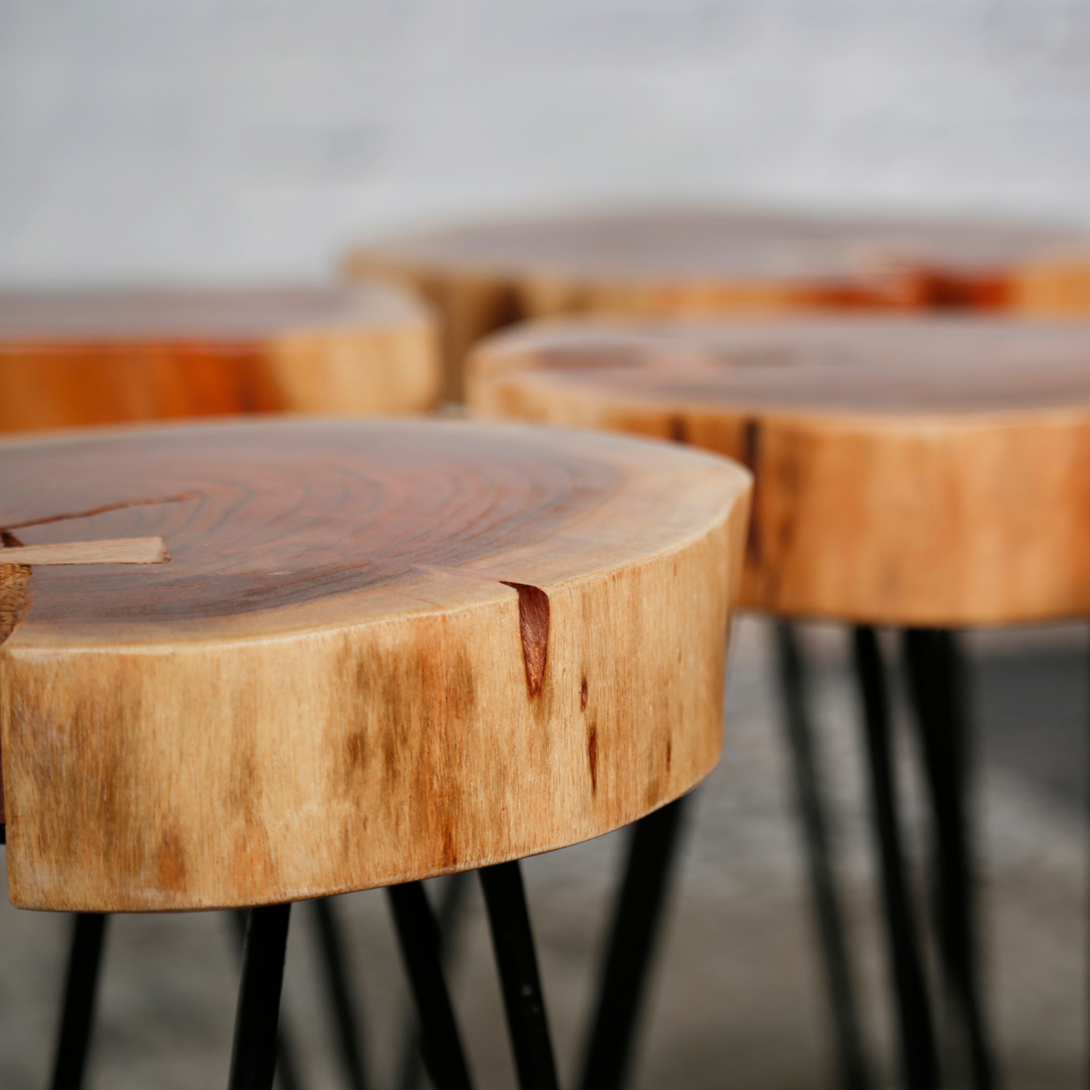 Beistelltisch Albero Ø32 cm – Akazienholz-Baumscheibe mit Stahlgestell, 45 cm hoch