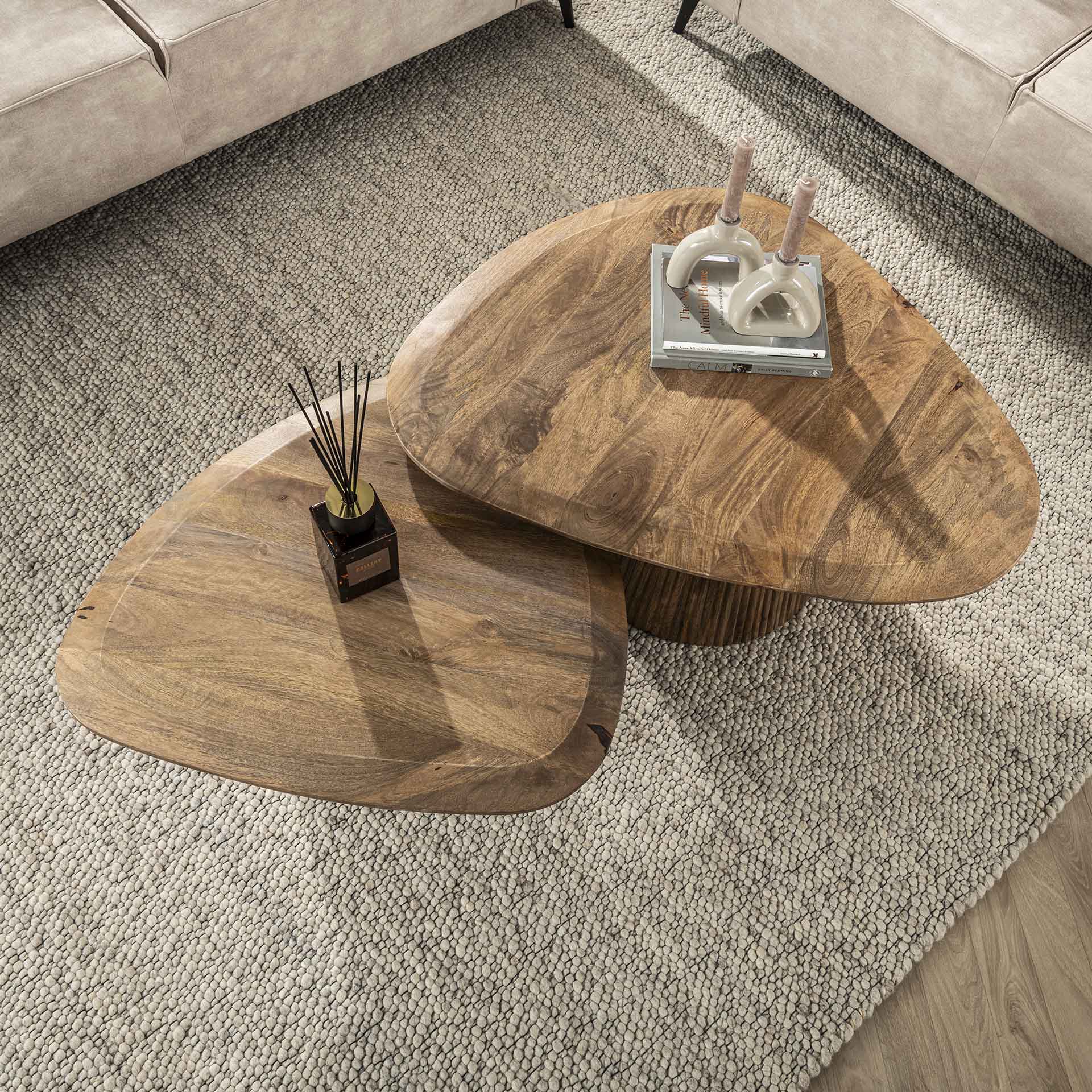 Couchtisch 2er Set Nuvino – dreieckiges Design aus Mangoholz mit Wellenmuster, 93x72x45 cm & 68x76x35 cm