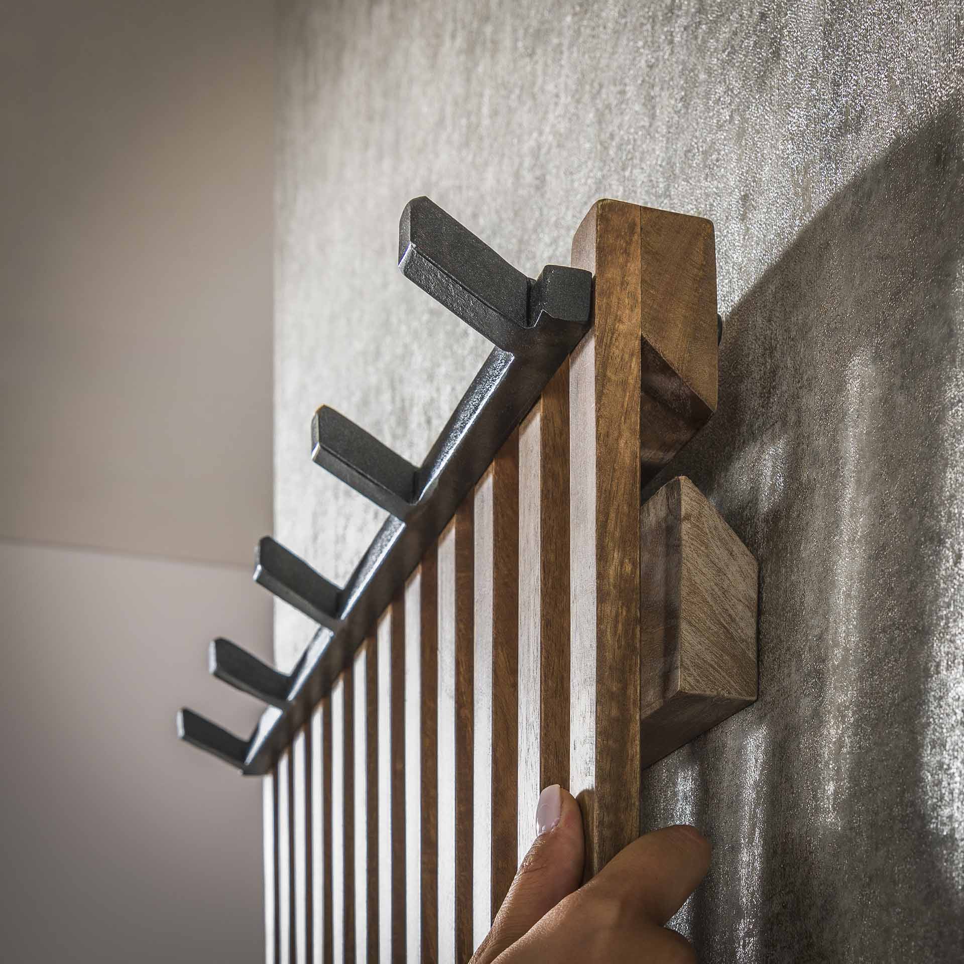 Garderobe – Lumina Studio – Massivholz Mango Sandfarbe