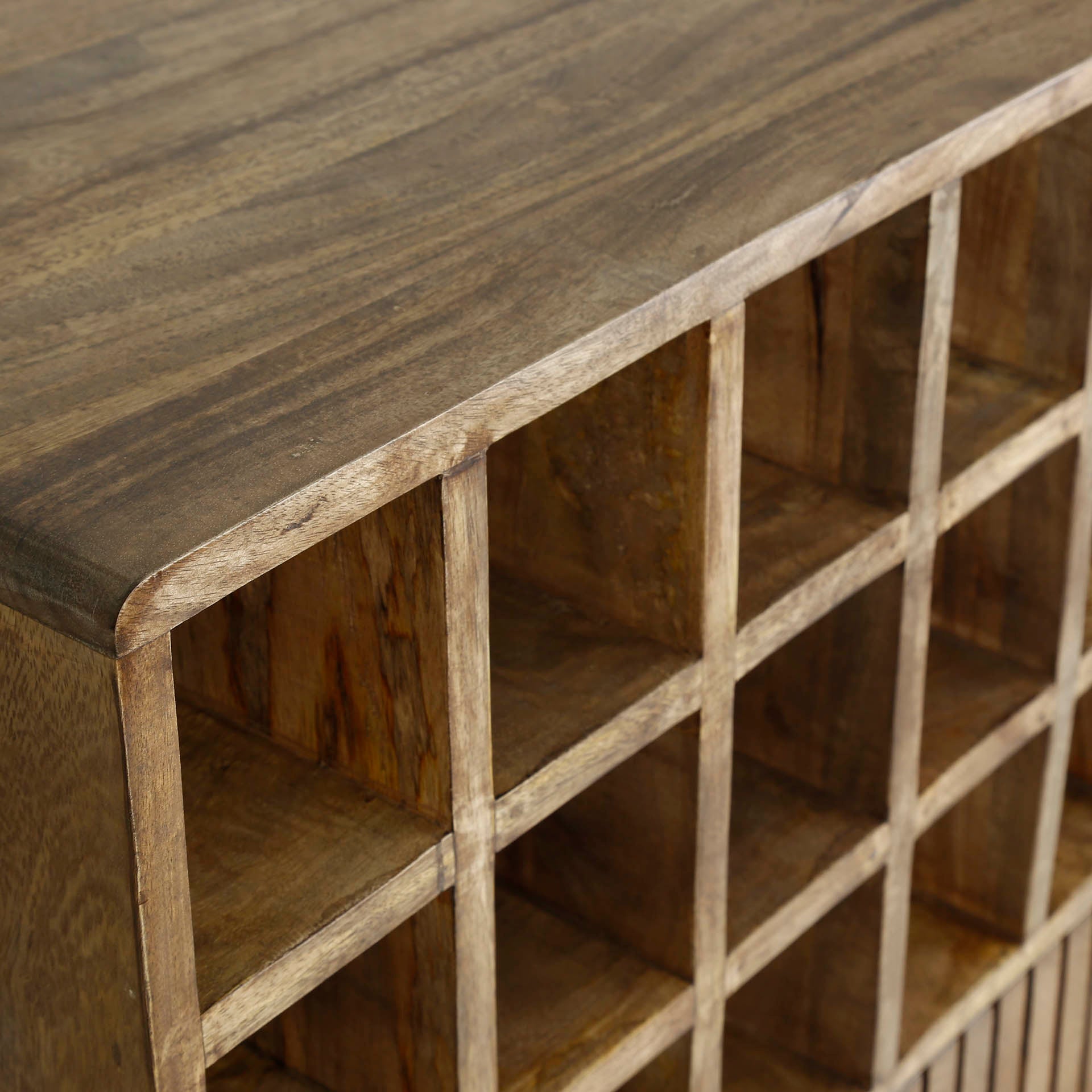 Weinschrank Rotondo – Mango Holz mit Lamellentür & 15 Flaschenfächern, 56x38x90 cm