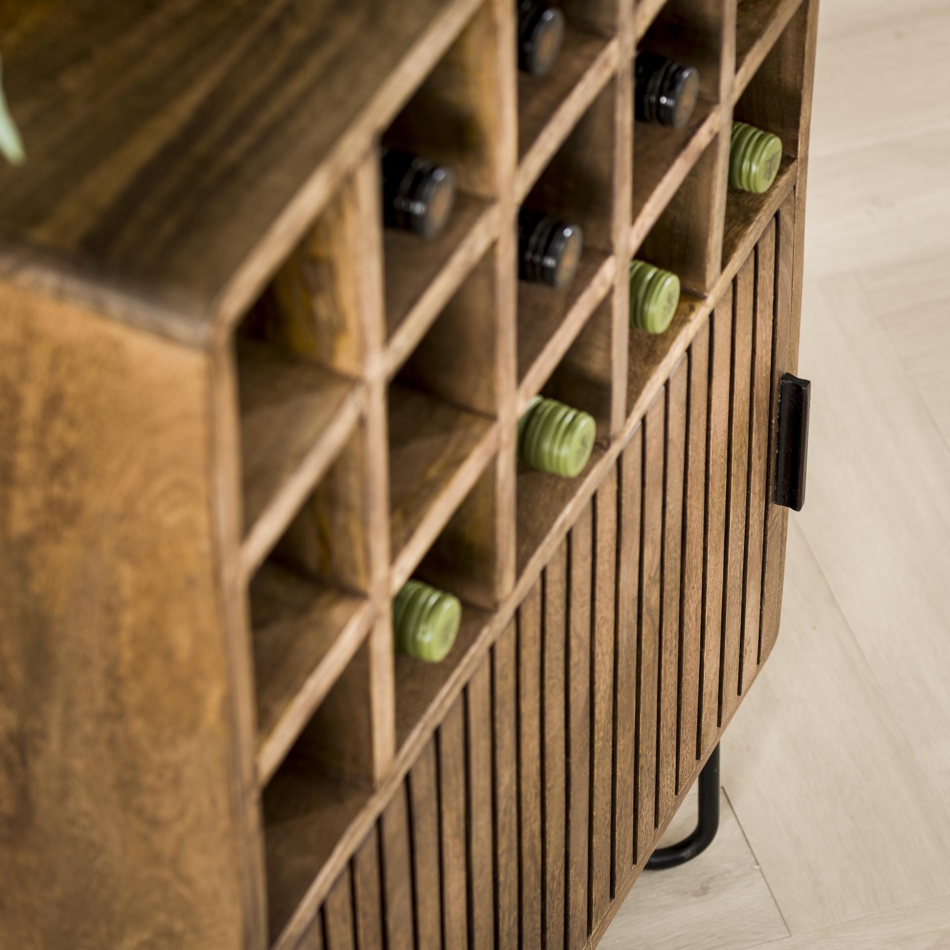 Weinschrank Rotondo – Mango Holz mit Lamellentür & 15 Flaschenfächern, 56x38x90 cm