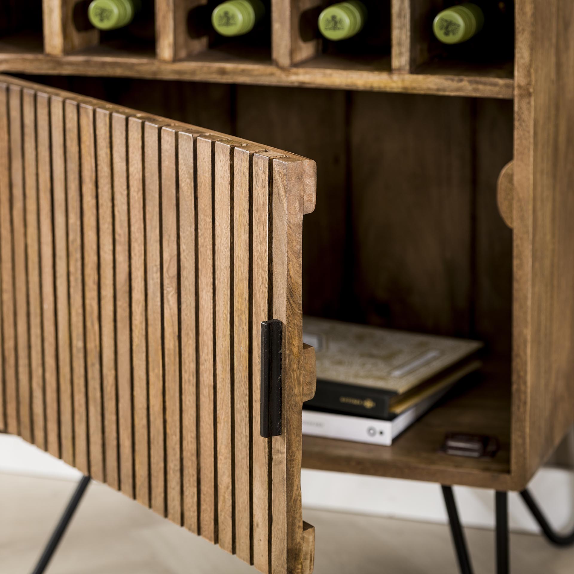 Weinschrank Rotondo – Mango Holz mit Lamellentür & 15 Flaschenfächern, 56x38x90 cm