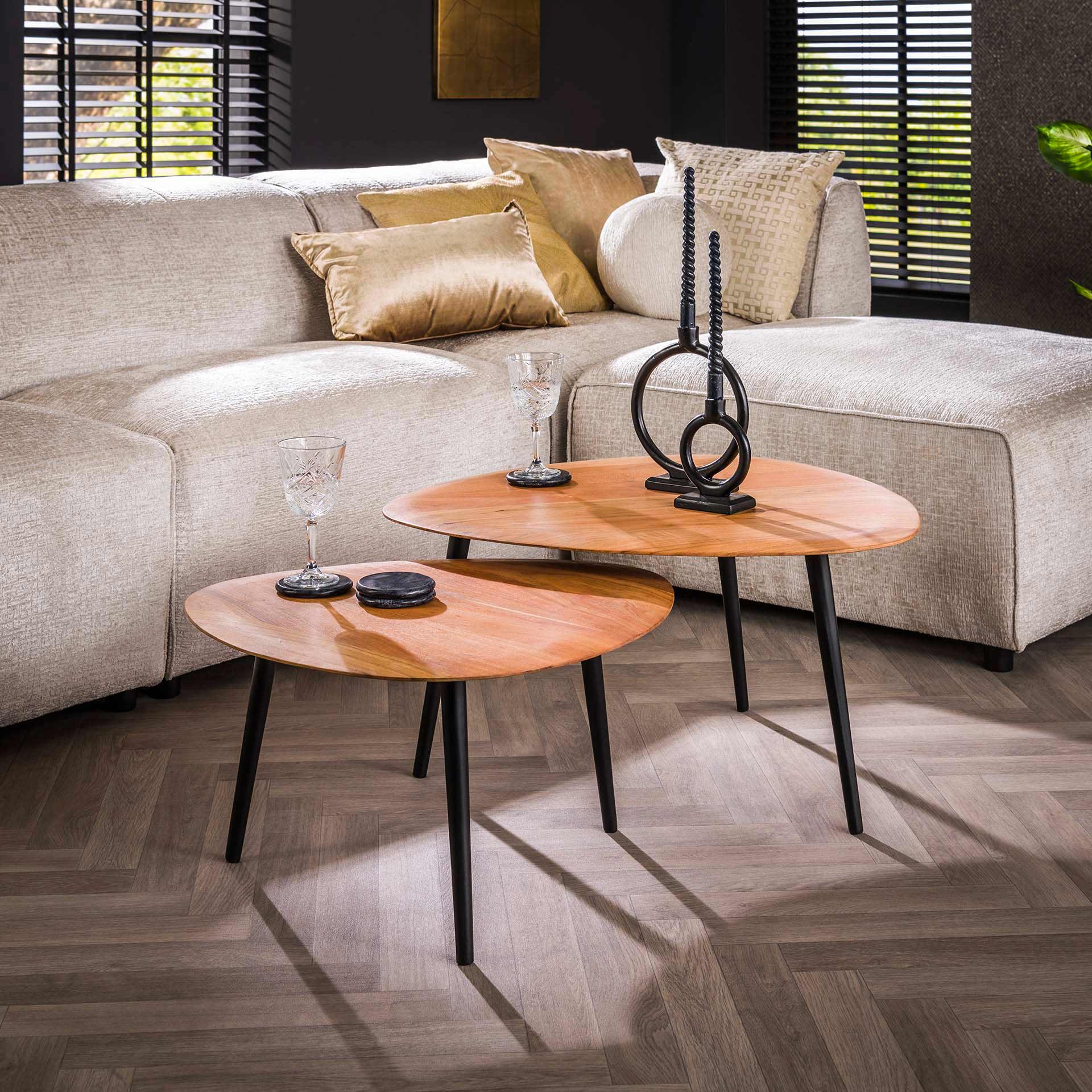 Couchtisch 2er Set Monte – organische Dreiecksform aus Akazienholz & Stahlbeinen, 75x73x40 cm & 63x57x35 cm