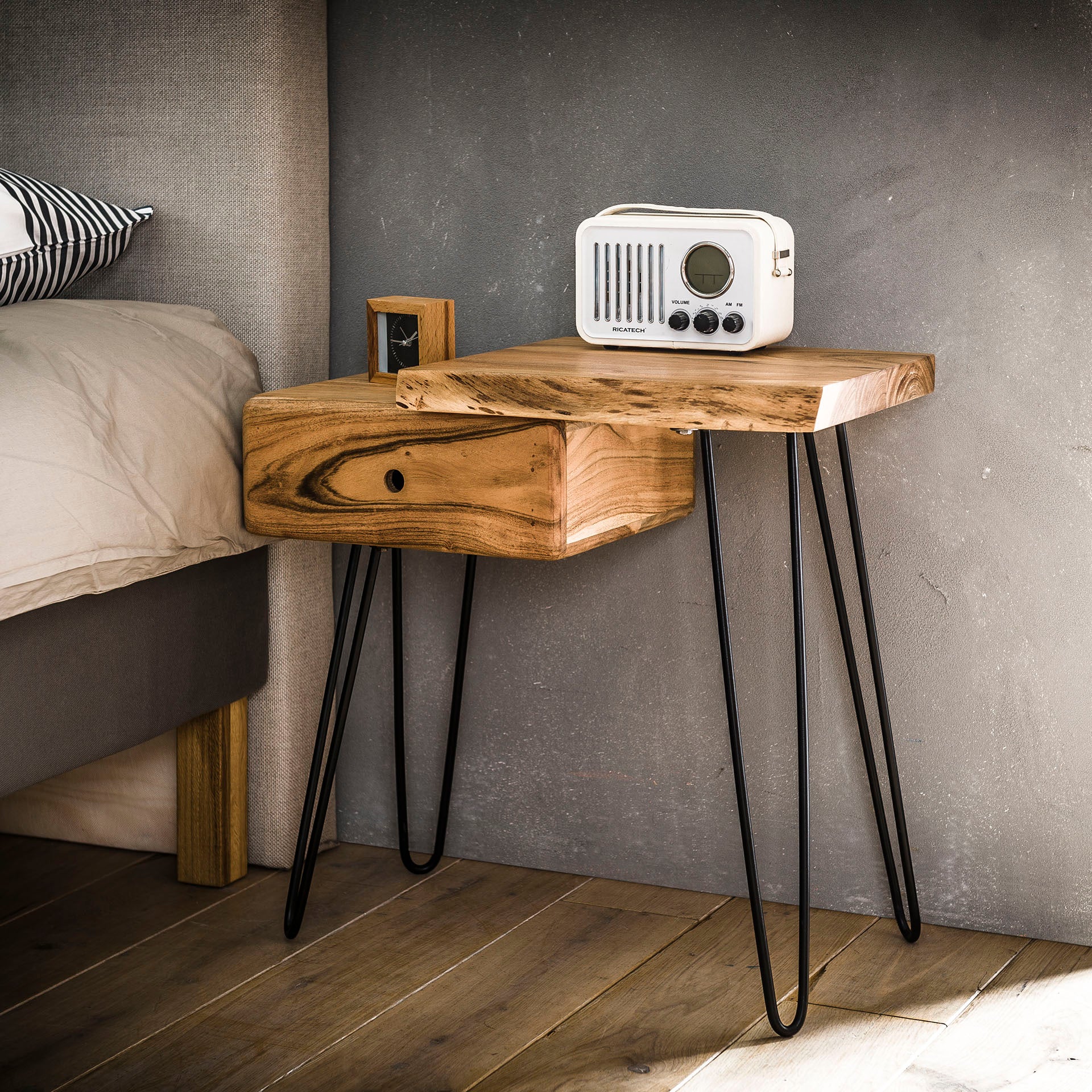 Nachttisch Lignaro Rechts 60x32x59 cm – Akazienholz mit Baumkante, Schublade & schwarzem Metallgestell