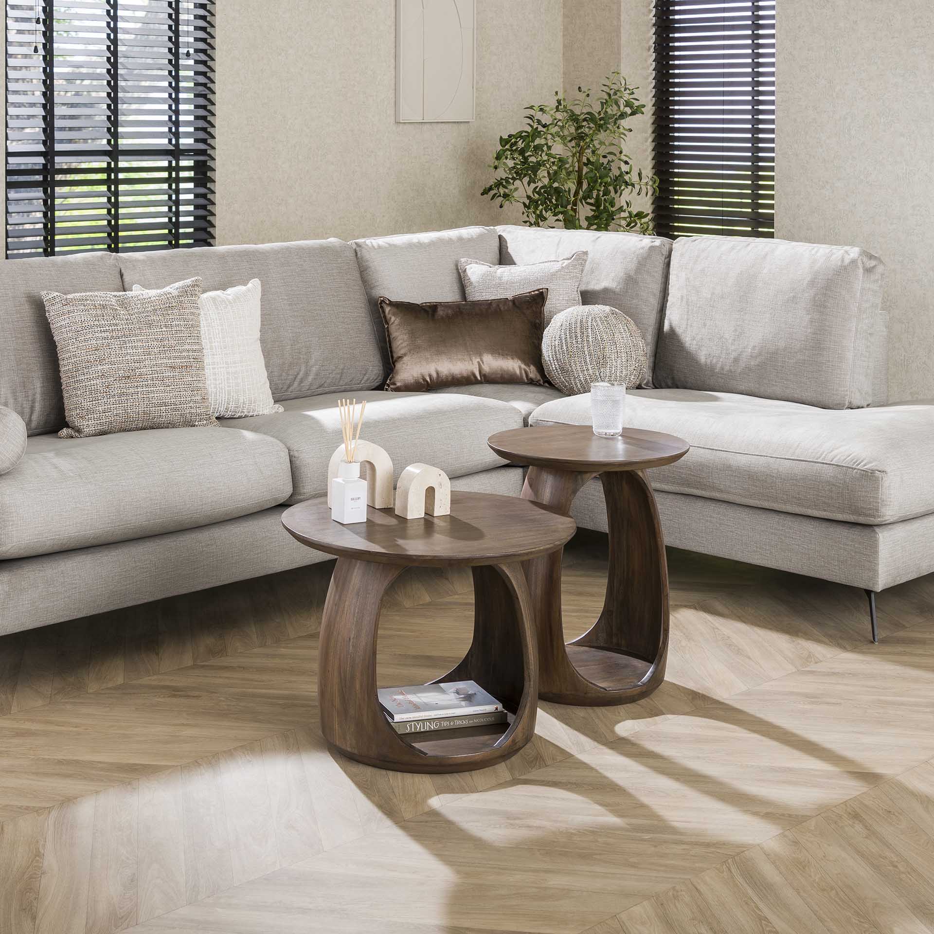 Beistelltisch S Ondaro Solid 45x45x56 cm – organisches Design aus massivem Akazienholz mit warmem Finish