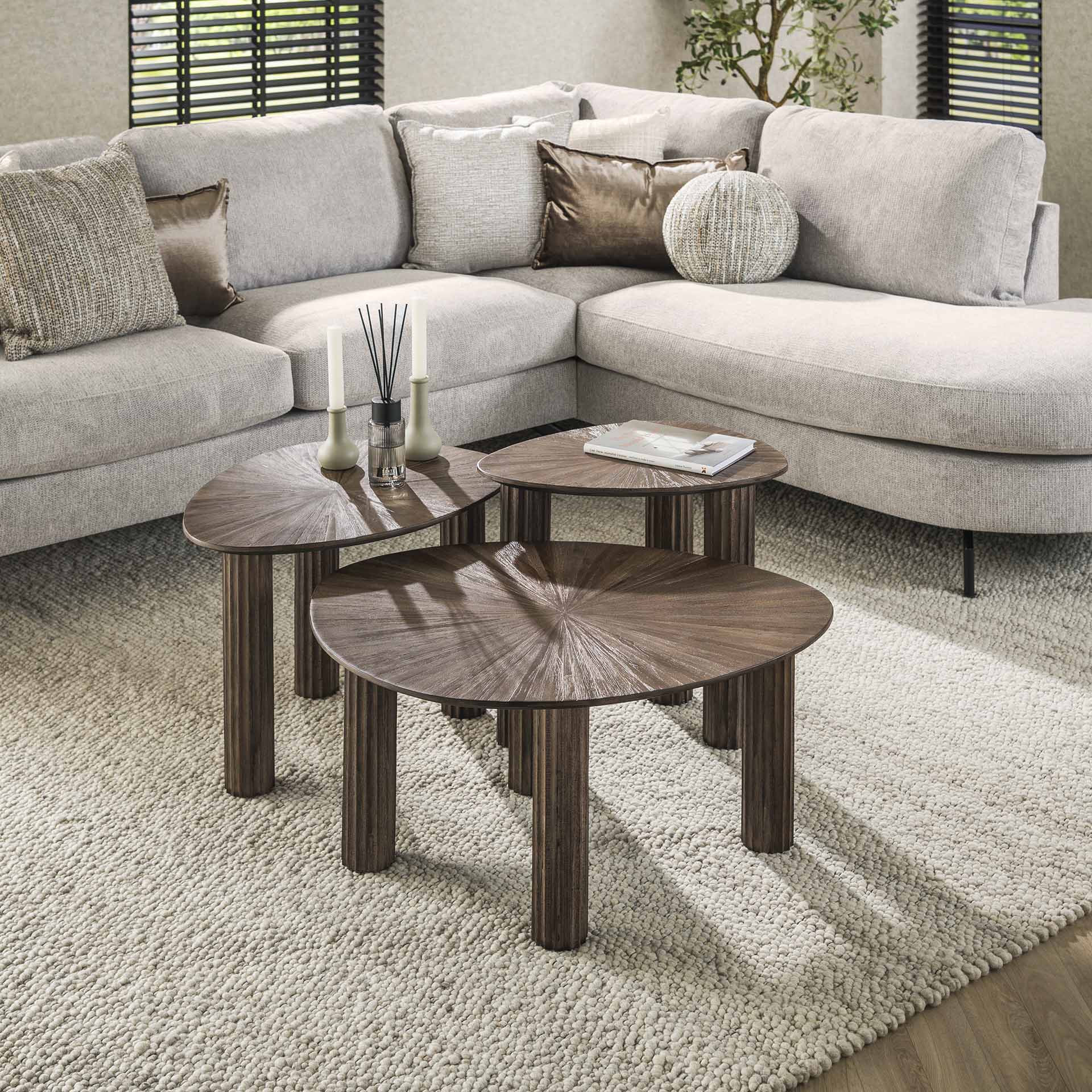 Couchtisch Set/3 Tevara – dreieckige Tische aus Teakholz in Dunkelbraun, 76x51x38 cm, 46x61x42 cm & 51x36x47 cm