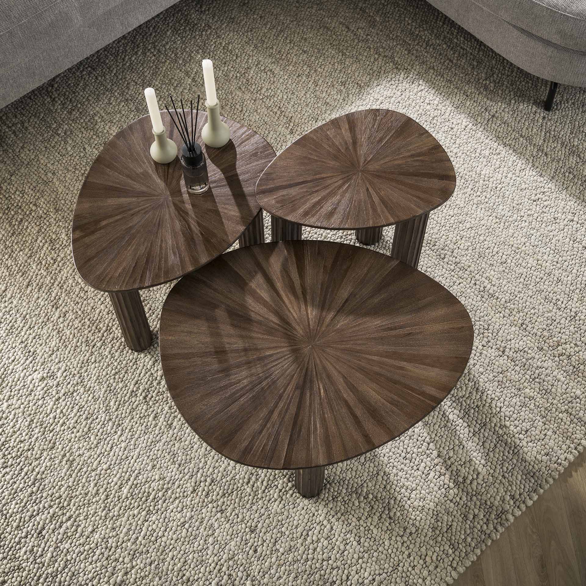 Couchtisch Set/3 Tevara – dreieckige Tische aus Teakholz in Dunkelbraun, 76x51x38 cm, 46x61x42 cm & 51x36x47 cm