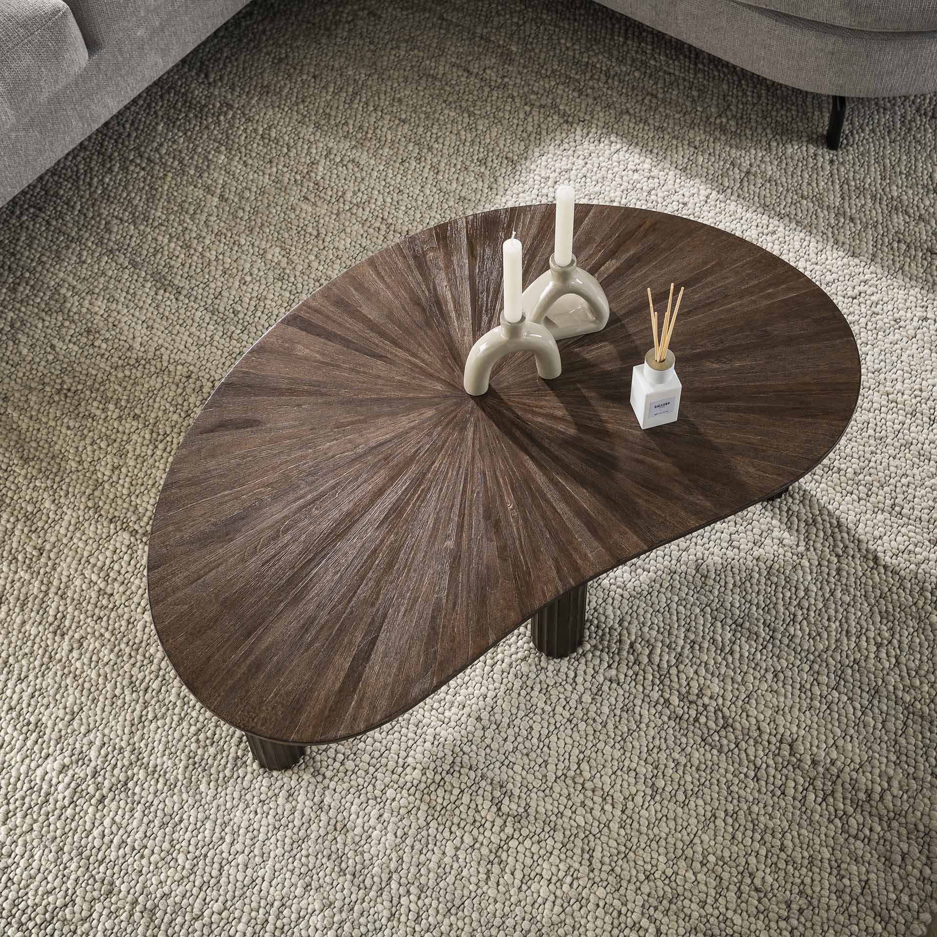 Couchtisch Tevara 110 x 68 x 36 cm – nierenförmiger Tisch aus massivem Teakholz mit Wellenmuster & dunkelbraunem Finish