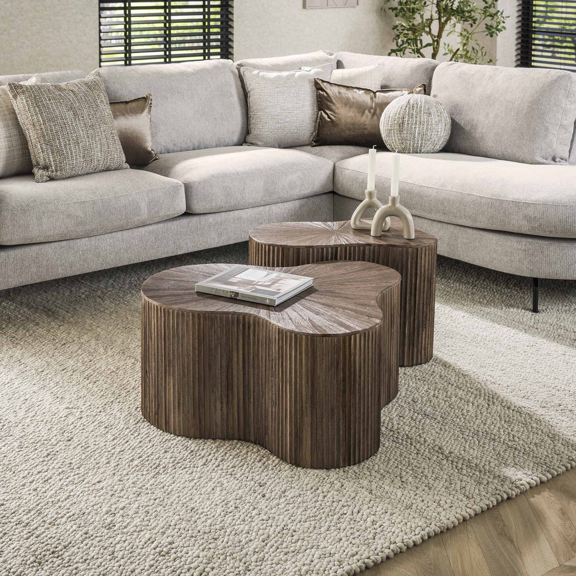 Couchtisch Set/2 Tevara – organische Tische aus massivem Teakholz mit Wellenmuster, dunkelbraun, 77 x 66 x 38 cm & 62 x 37 x 35 cm