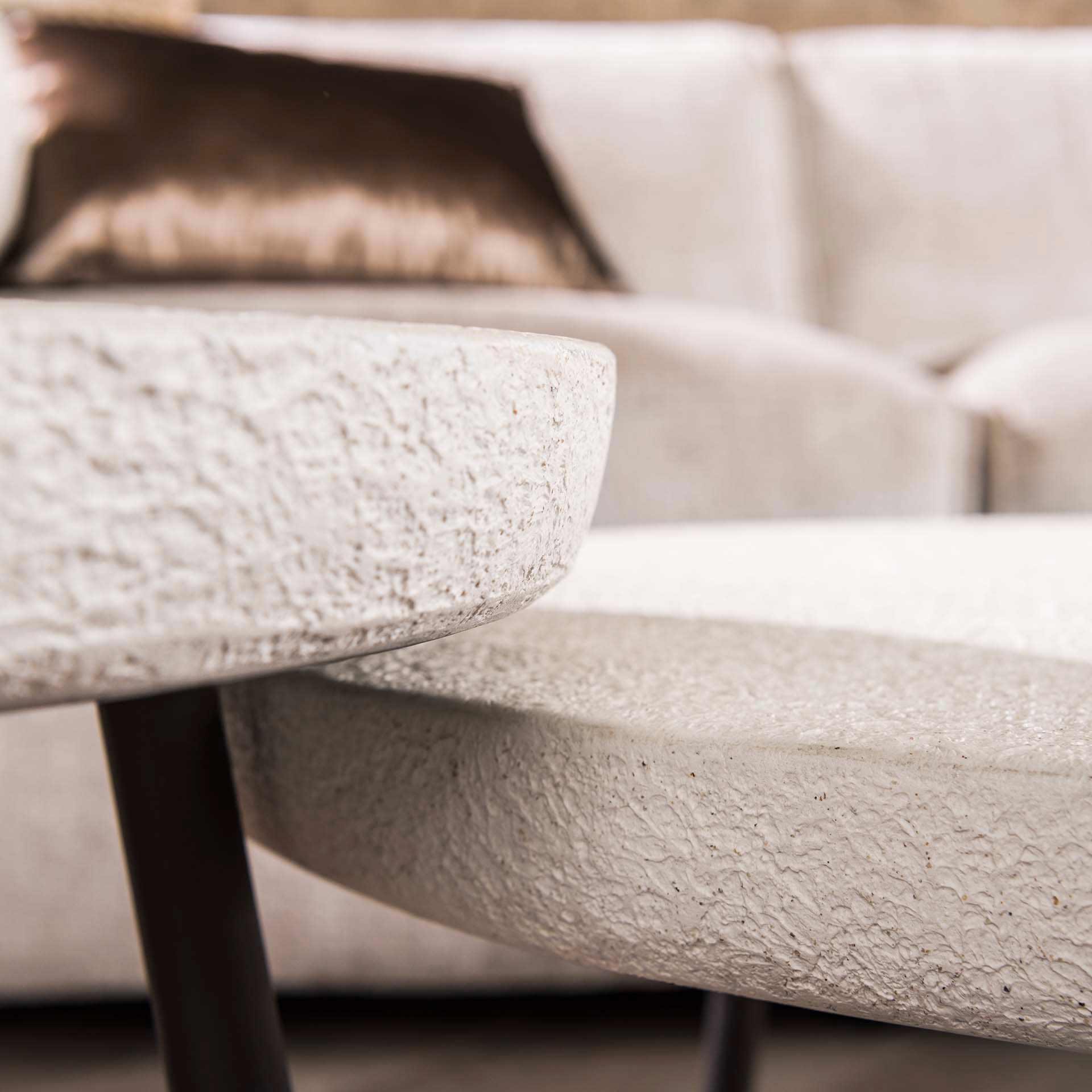 Couchtisch Set/2 Pietra – runde Tische aus Marmorkomposit in Steinoptik mit pulverbeschichtetem Gestell, 70 & 55 cm, modern & elegant