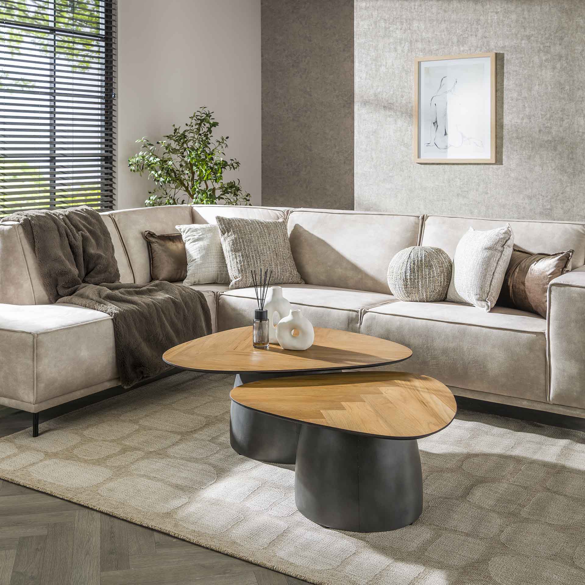 Couchtisch Set/2 Valtero – Tische mit Fischgrätenmuster aus Teakfurnier & schwarzem Metallgestell, modern & elegant
