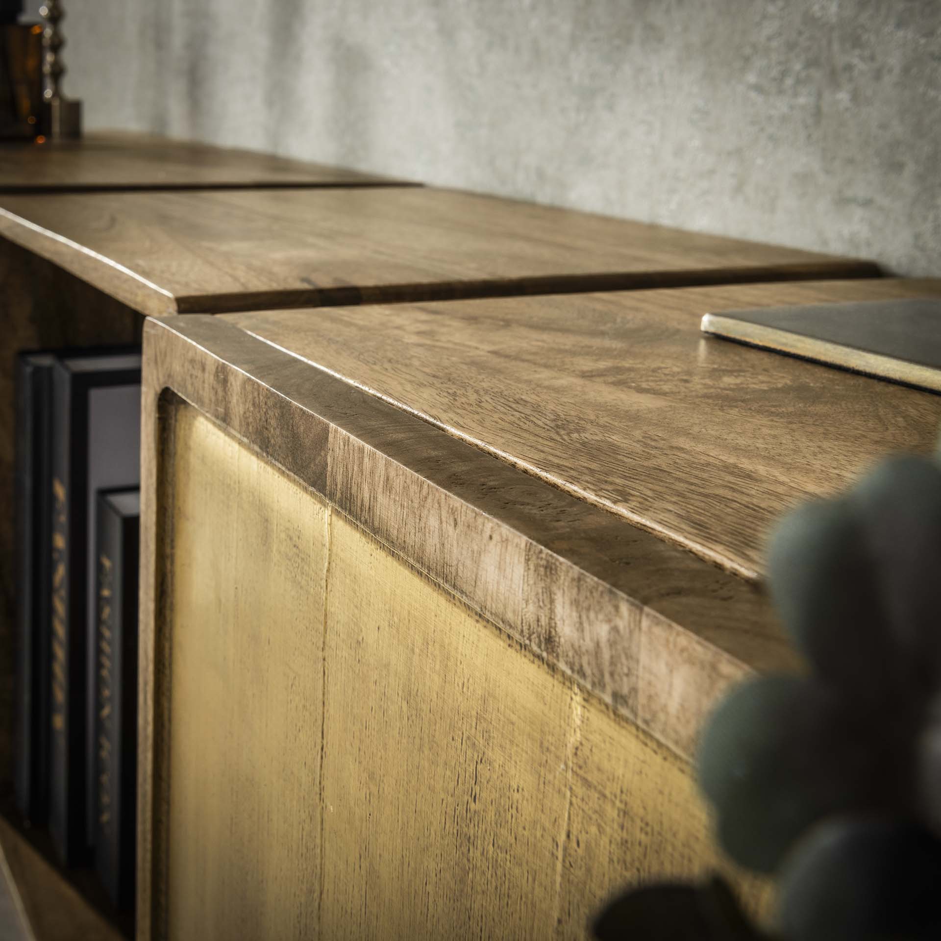 Sideboard & Kommode Bellaro – Mangoholz mit Messing-Akzenten, 2 Türen & offene Fächer, modern & elegant