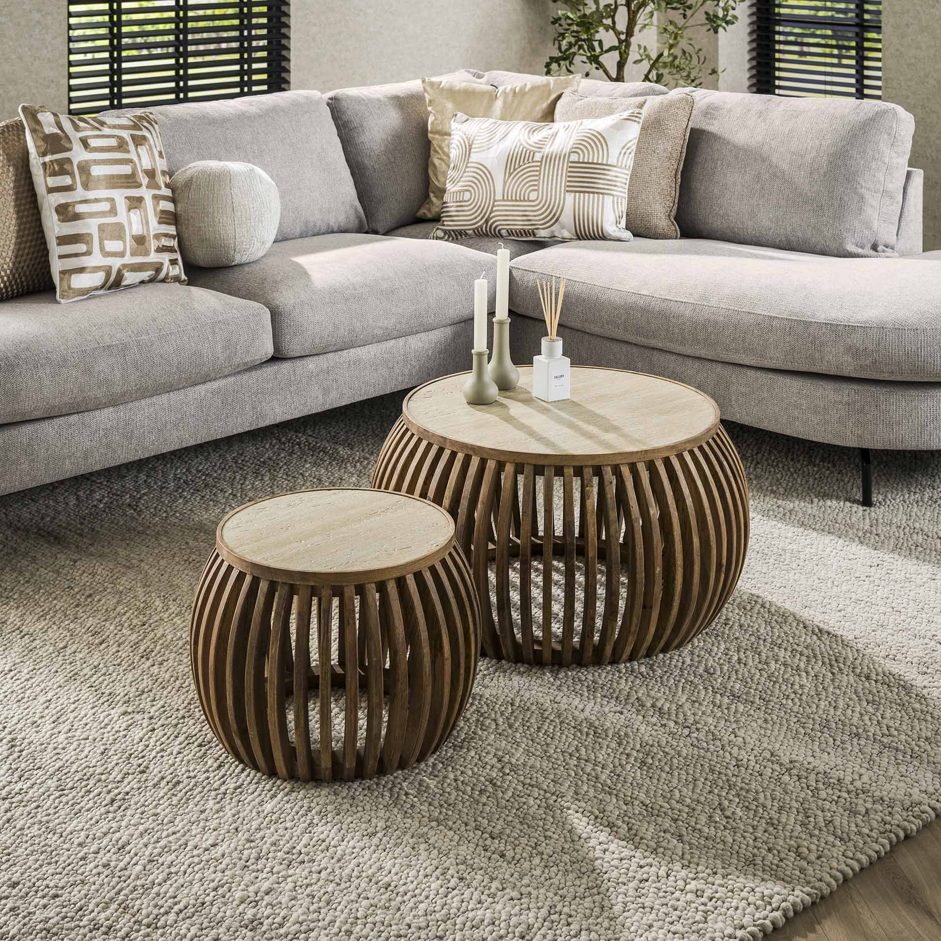 Couchtisch Set/2 Halvar – kurvenförmige Tische aus Mangoholz mit Keramikplatten in Travertin-Optik, modern & elegant