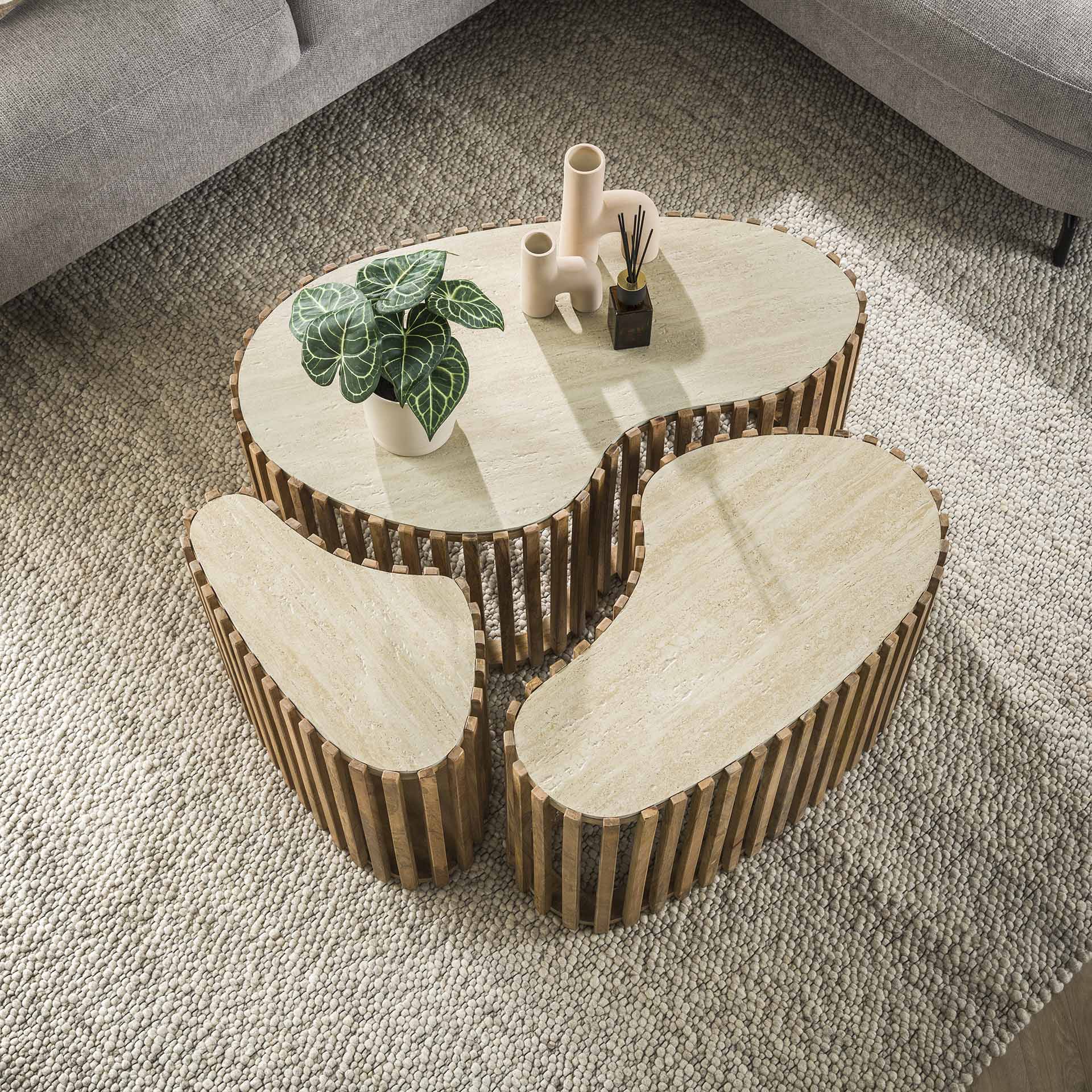 Couchtisch Set/3 Halvar – nierenförmige Tische aus Mangoholz mit Keramikplatten in Travertin-Optik, modern & elegant