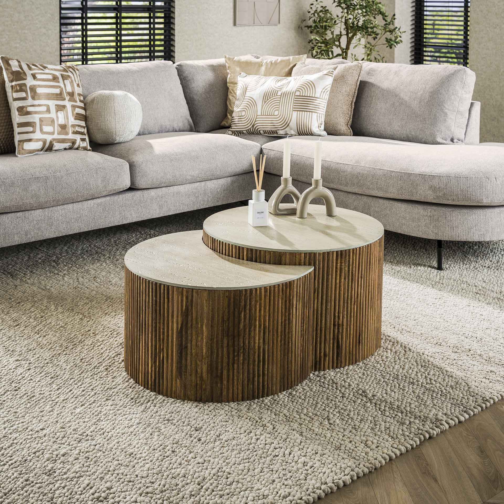 Couchtisch Set/2 Halvar – halbrunde Tische aus Mangoholz mit Keramikplatte in Travertin-Optik, 60 x 40 cm