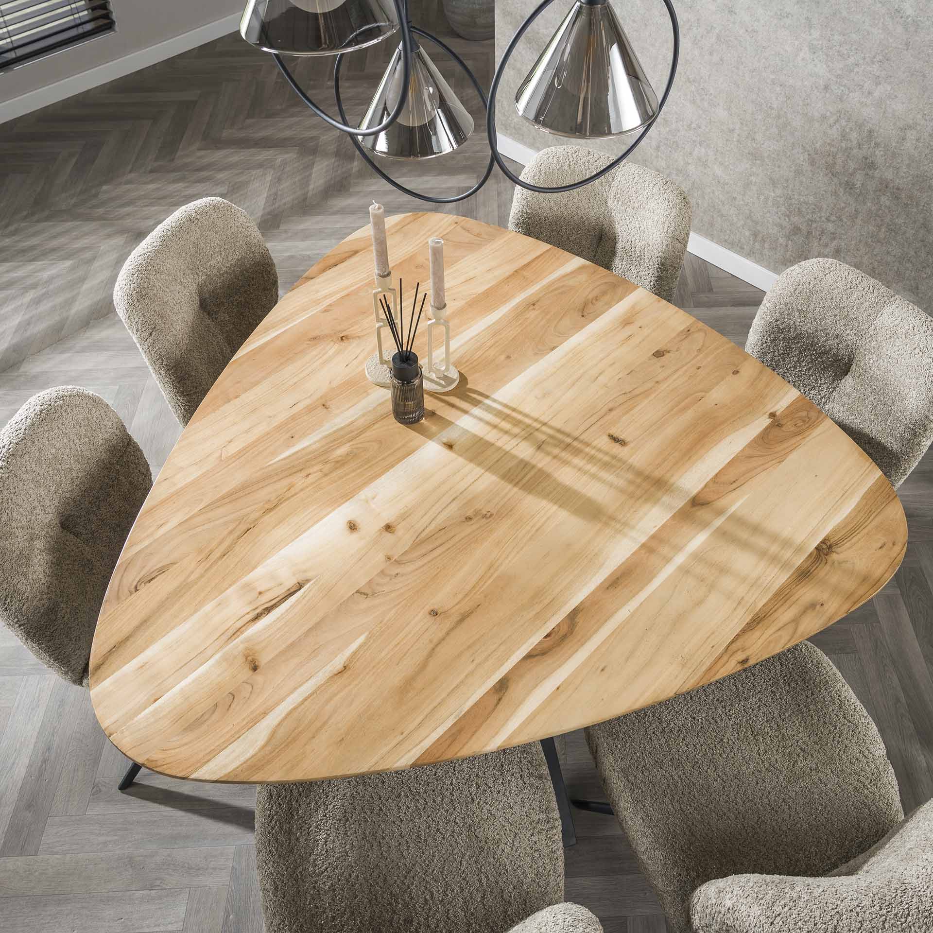Esstisch Trivaro – dreieckiger Tisch aus massivem Akazienholz mit schwarzem Spinnengestell, 135 x 135 cm