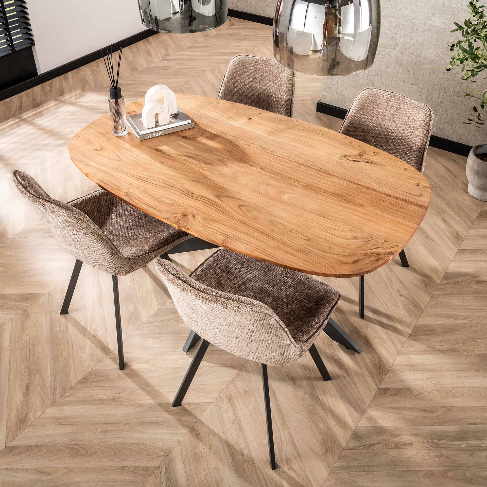 Esstisch Norvan 150 x 90 cm – ovaler Tisch aus massivem Akazienholz mit schwarzem Spinnengestell, natur lackiert