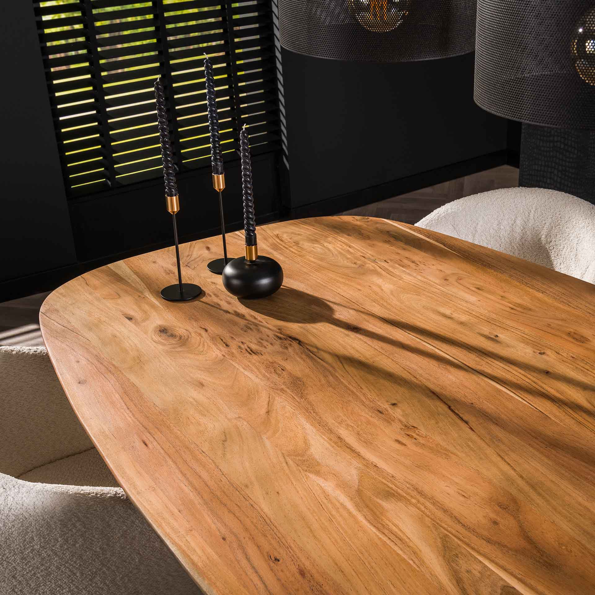 Esstisch Norvan 180x95 cm – ovaler Tisch aus massivem Akazienholz mit schwarzem Spinnengestell, natur lackiert