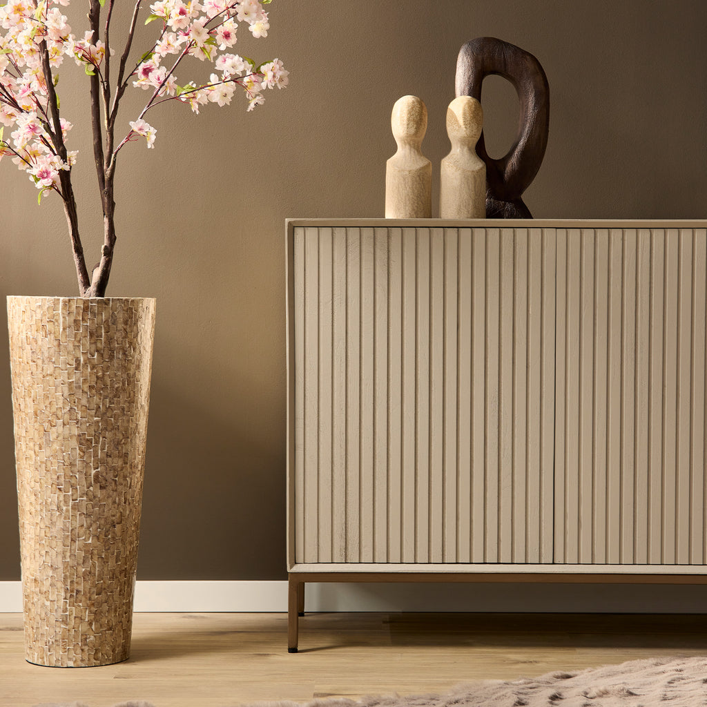 Sideboard Mandy Sand – Design-Kommode aus Mangoholz mit vertikalem Lattenmuster & bronzefarbenem Metallgestell, 210 x 45 x 85 cm