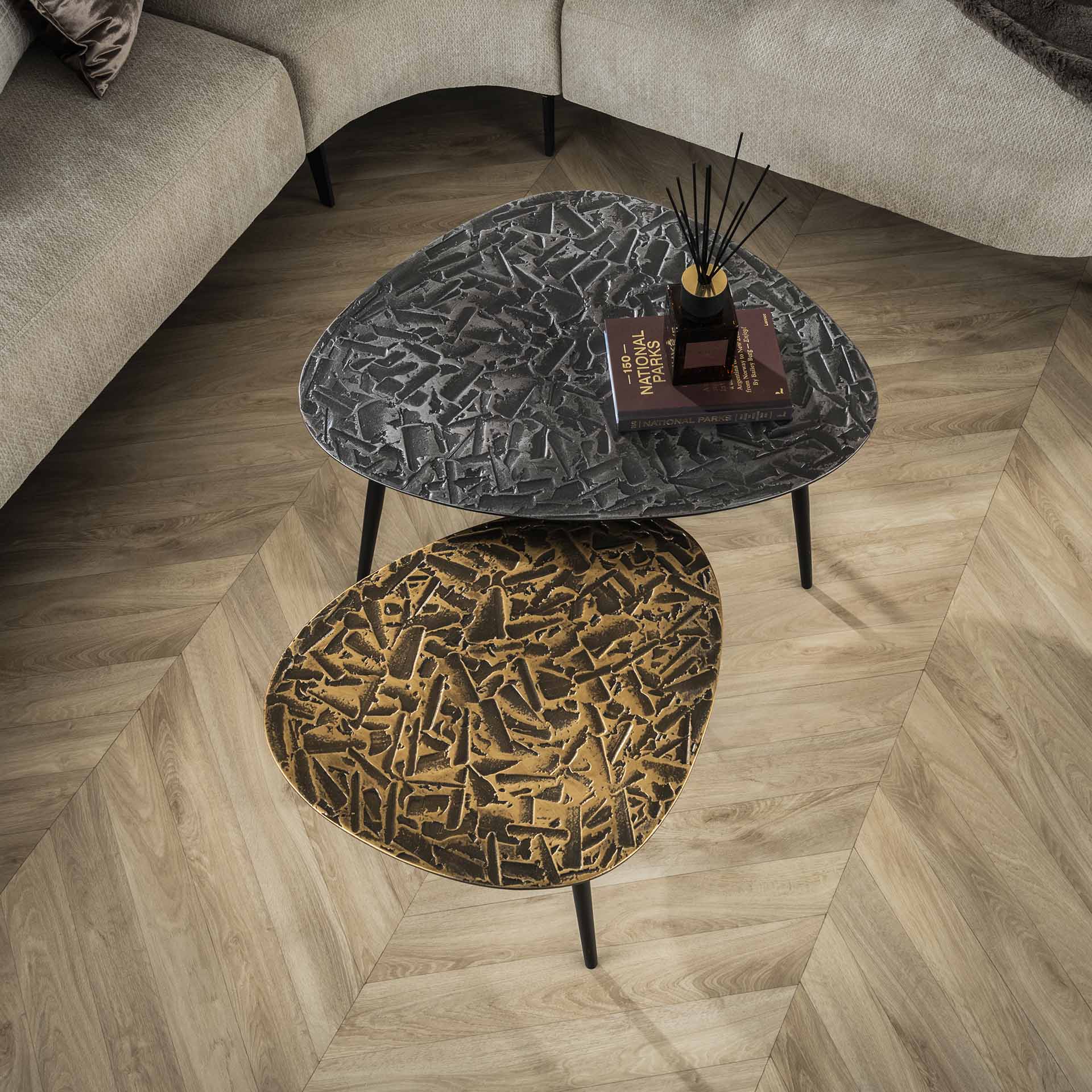 Couchtisch-Set Triaro – 2er-Set dreieckig aus Patina-Metall in Silber & Gold, 80 x 60 x 42 cm