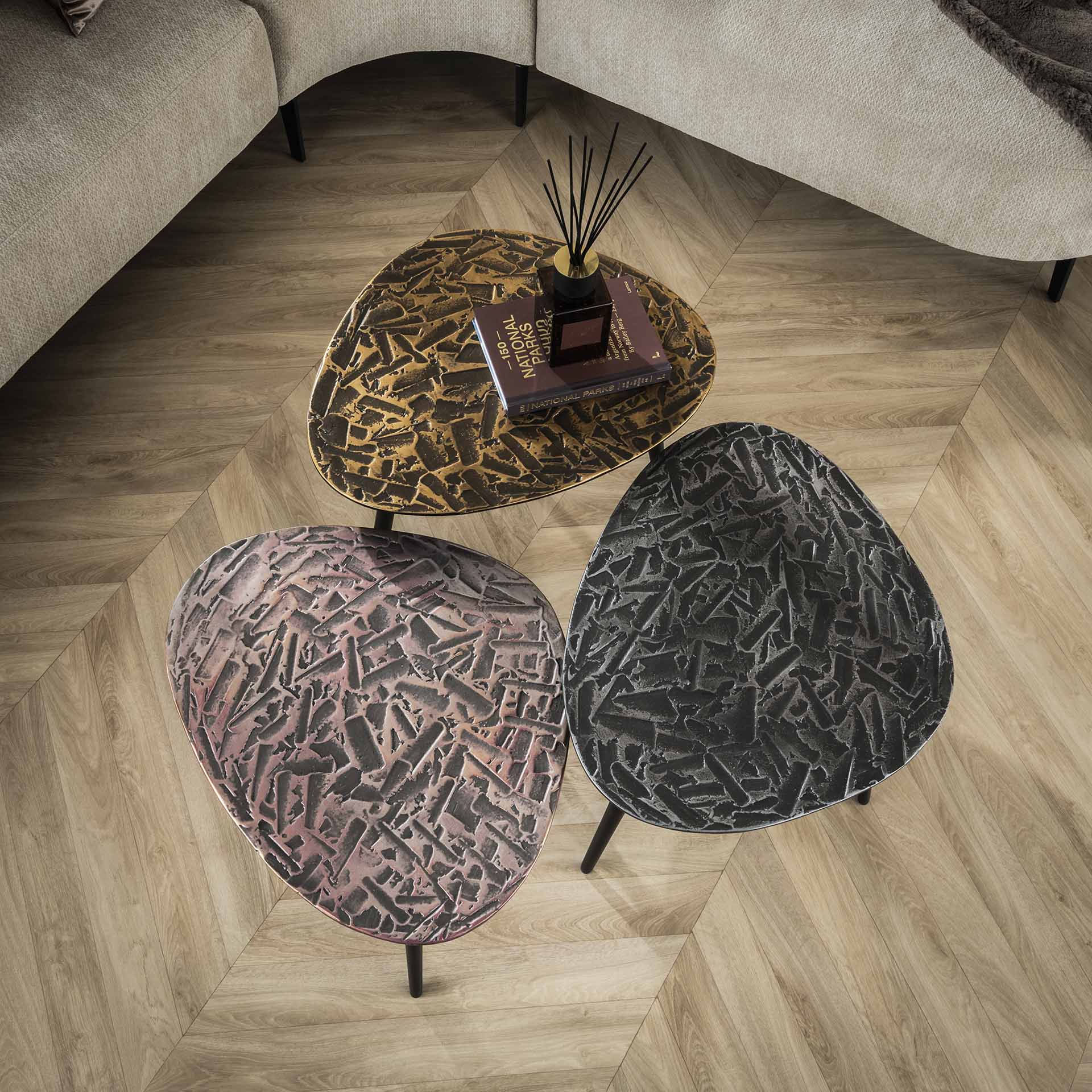 Couchtisch-Set Triaro – 3er-Set dreieckige Tische aus Patina-Metall in Silber/Kupfer/Gold, modernes Design, 60 x 48 x 43 cm