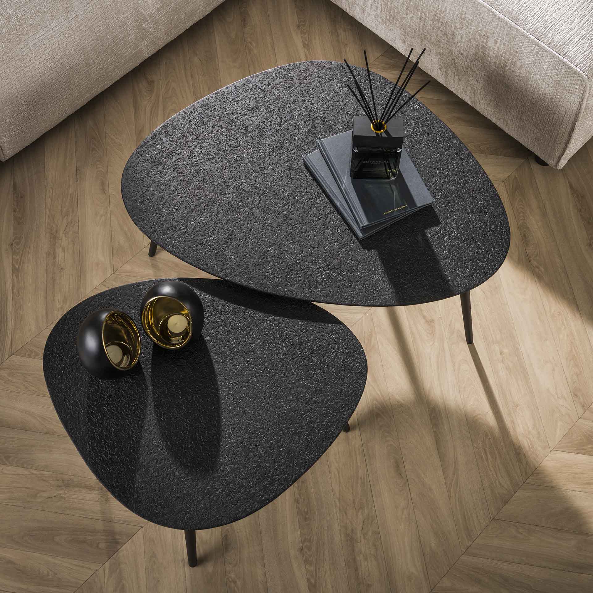 Couchtisch-Set Quadaro – 2er-Set dreieckige Tische aus Metall in Schwarz, modernes Metallic-Design, 80 x 59 x 41 cm
