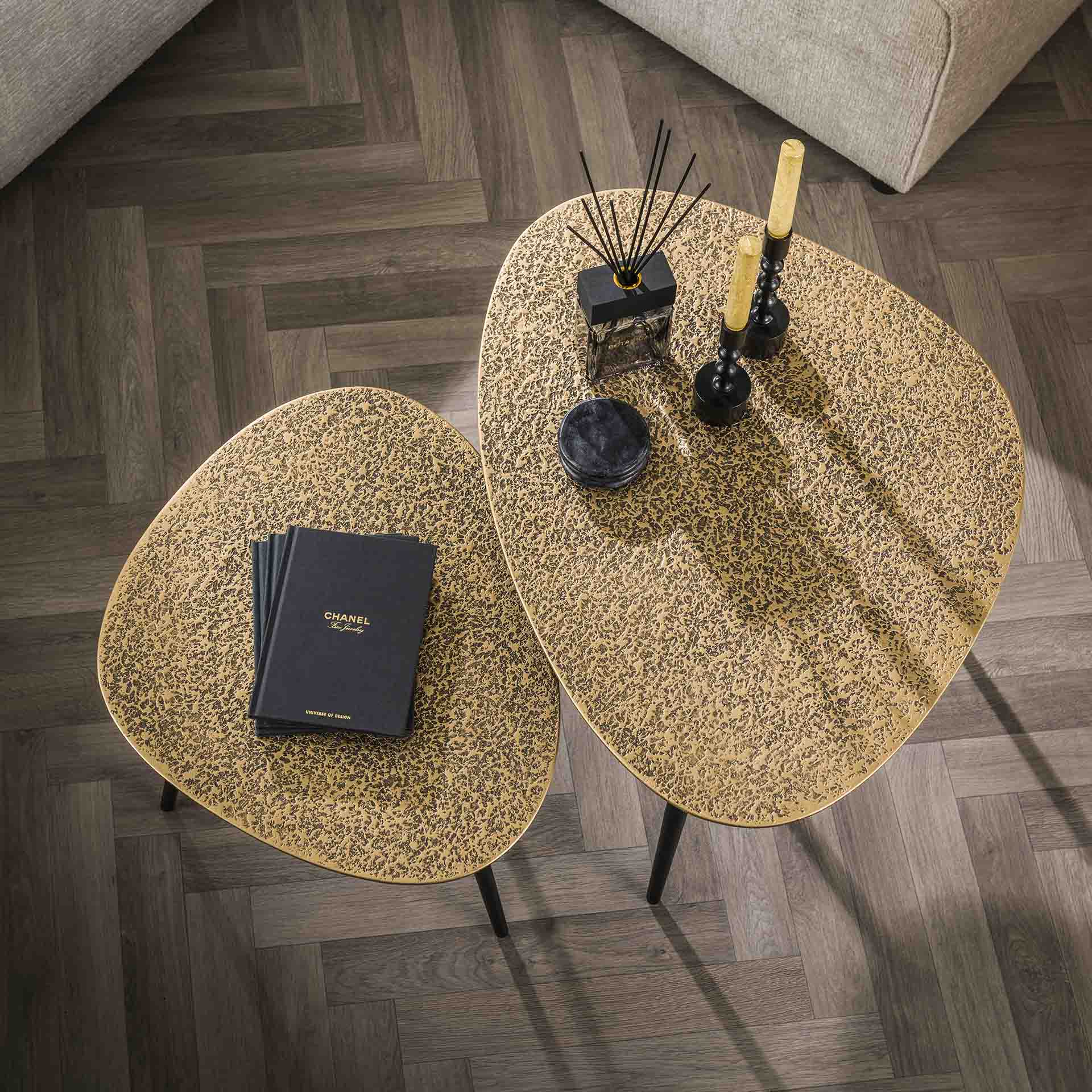 Couchtisch-Set Velano – 2er-Set dreieckige Tische aus Metall in Antikbronze/Gold, modernes Design, 80 x 59 x 43 cm