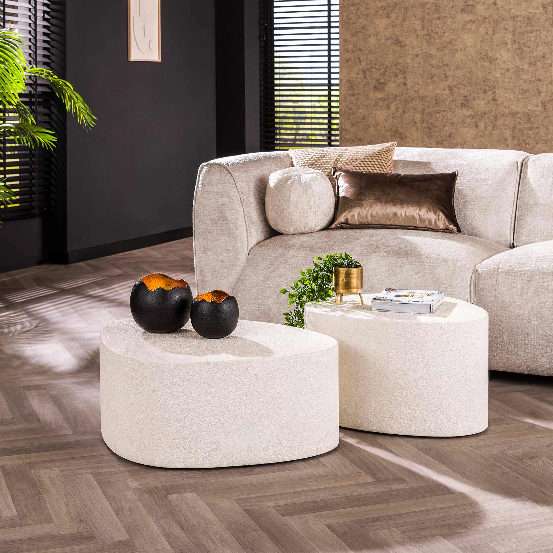 Couchtisch-Set Stella – 2er-Set dreieckige Tische aus Marmorkomposit, modernes Design, 81 x 60 x 30 cm / 60 x 49 x 35 cm