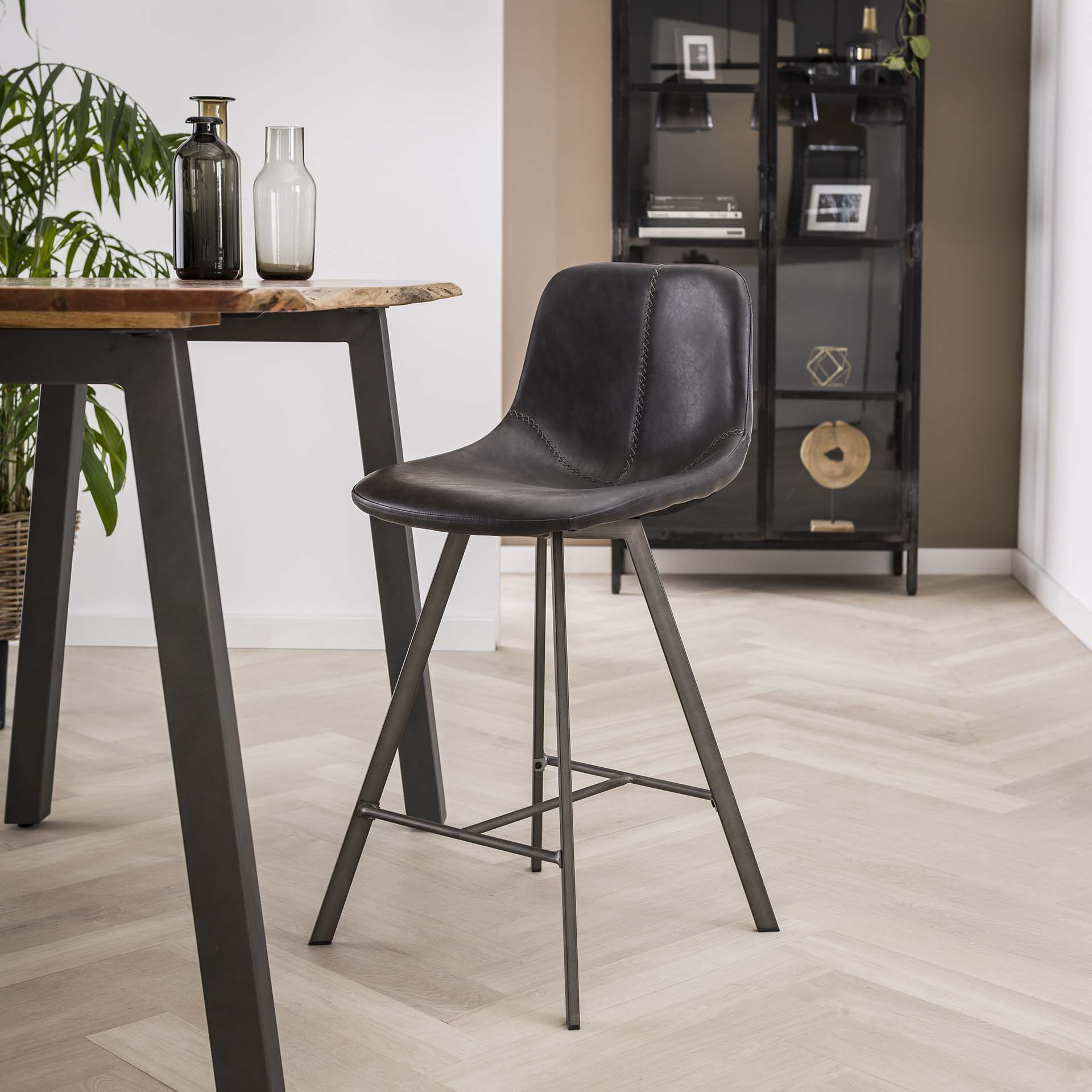Stuhl – Forma Stone – Saddle PU Schwarz