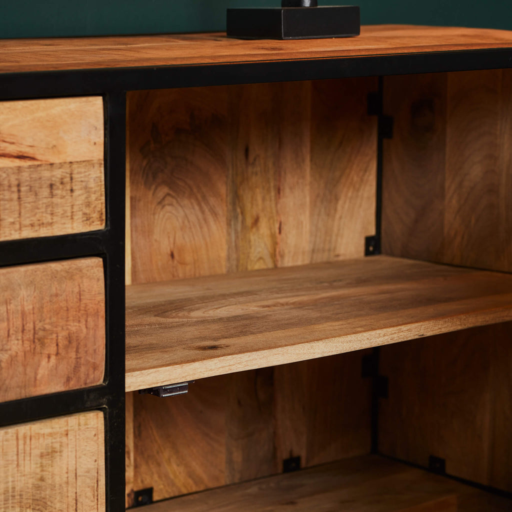 Sideboard Aloy – Kommode aus Mangoholz mit Fischgrät, lackiertem Metallrahmen, 2 Türen & 4 Schubladen, 210 x 45 x 75 c