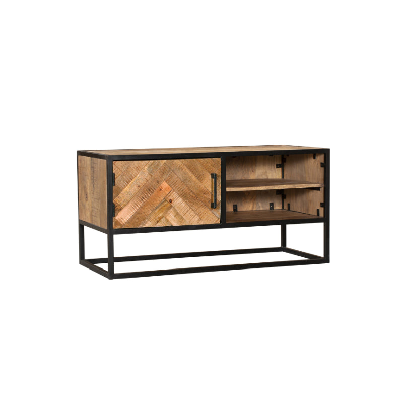 TV-Board Aloy – modernes Lowboard aus Mangoholz mit schwarzem Metallrahmen & Fischgrätmuster. Mit 1 Tür & 2 offenen Fächern. Maße: 100 x 45 x 50 cm.