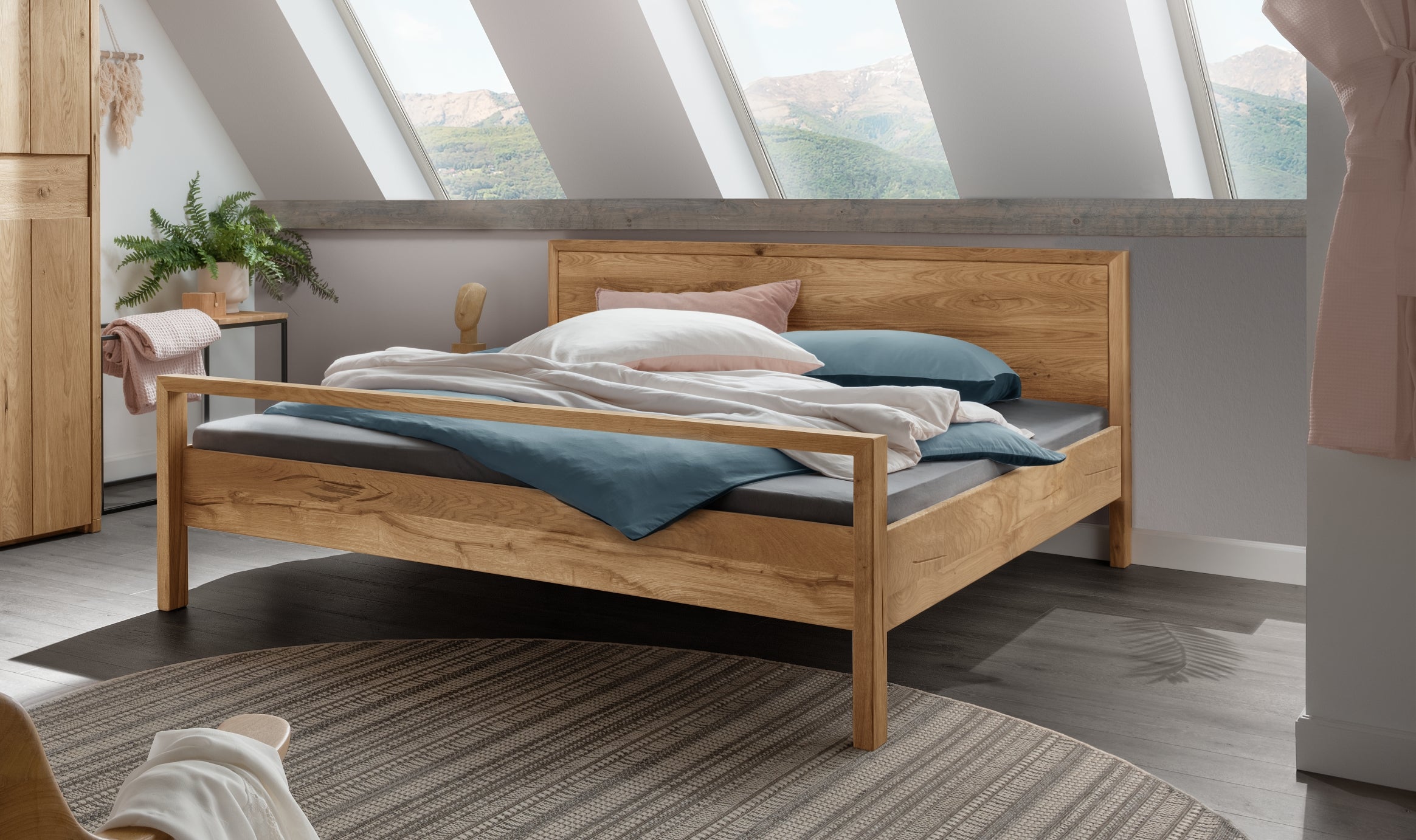 Bett Woody Eiche massiv mit Holzkopfteil 200x200 cm