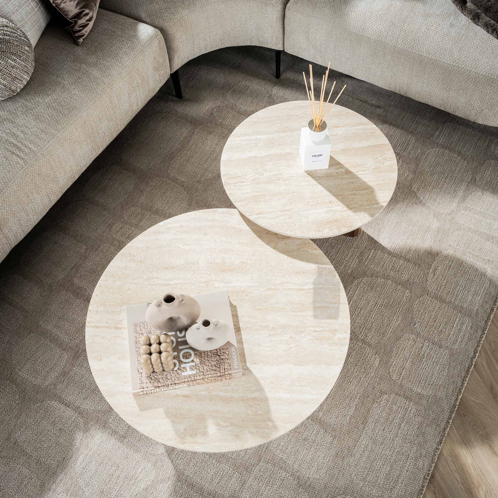 Couchtisch-Set Tivaro – 2 runde Tische mit Keramikplatte in Travertinoptik & Holzrahmen, 76 x 76 x 30 cm