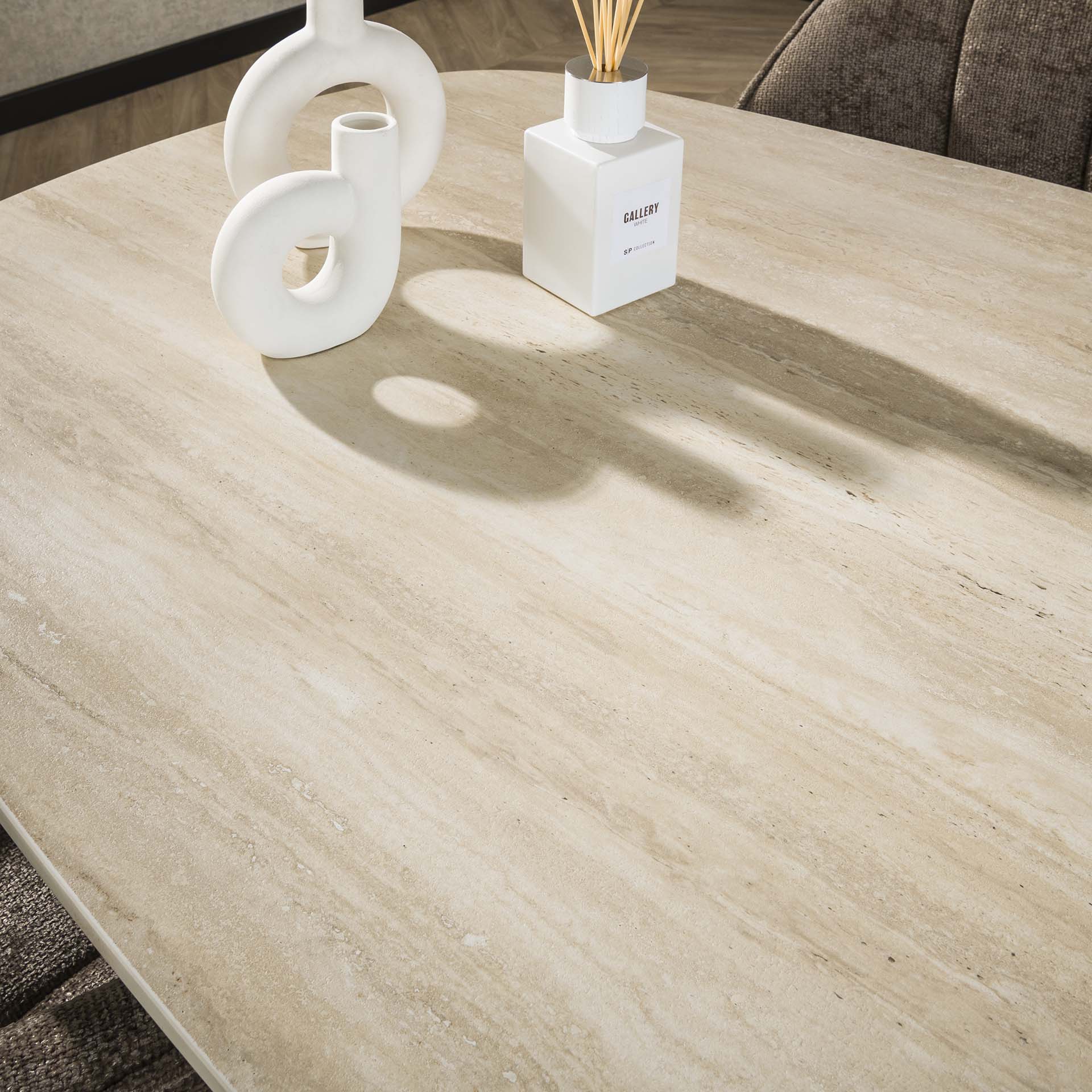 Esstisch Tivaro – Dänischer Ovaltisch aus 3D-Keramik in Travertinoptik mit Spinnengestell, 215 x 105 x 77 cm
