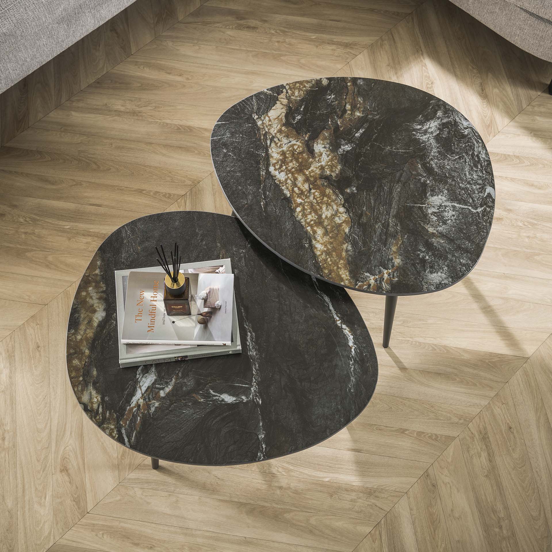 Couchtisch-Set Lonato – 2 Tische in organischer Form mit Steinoptik & Stahlgestell, 70 x 58 x 40 cm, modernes Wohnzimmerset