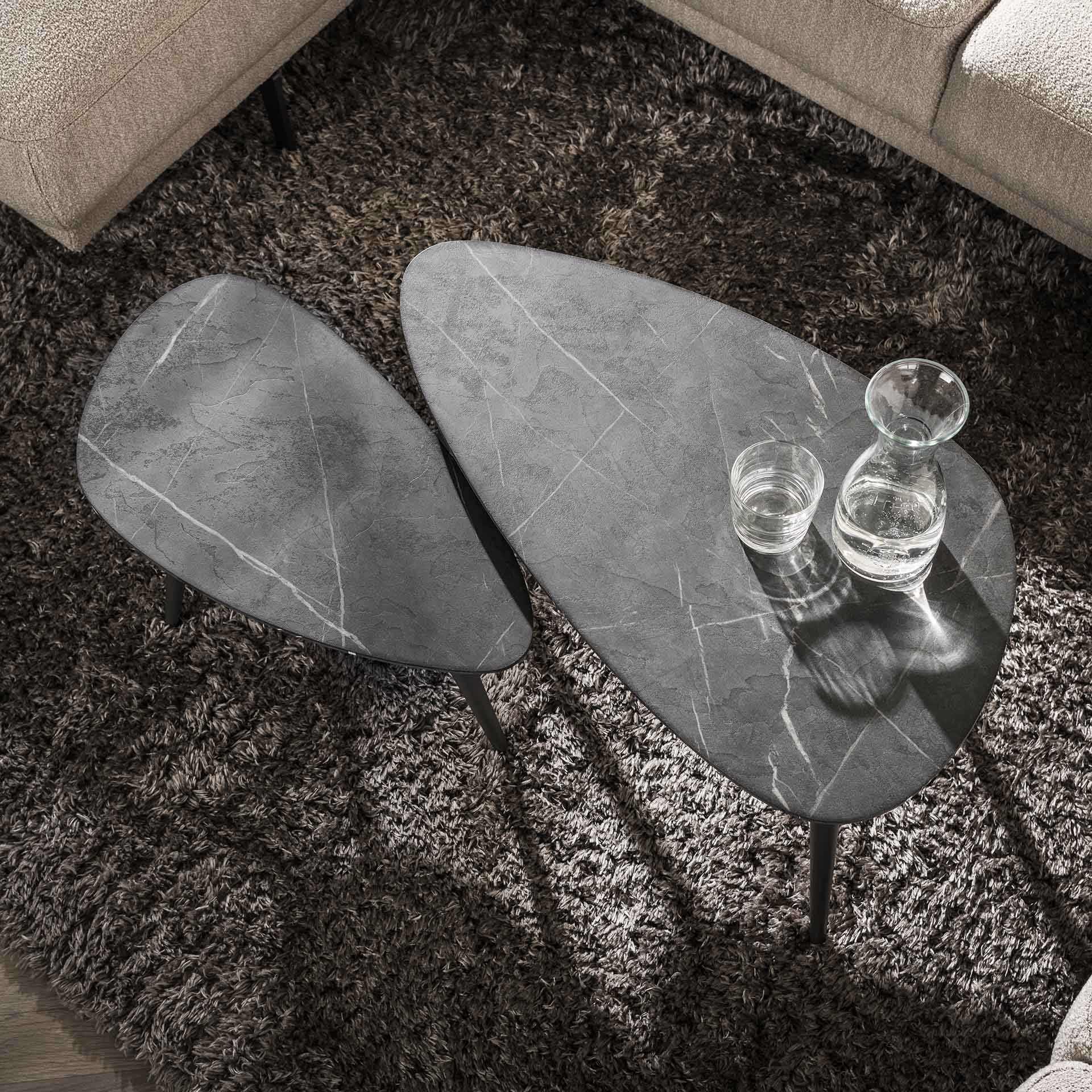 Couchtisch-Set Arezzo – 2 Tische in organischer Birnenform mit Keramikoptik & Stahlgestell, 80 x 44 x 40 cm, modernes Wohnzimmerset