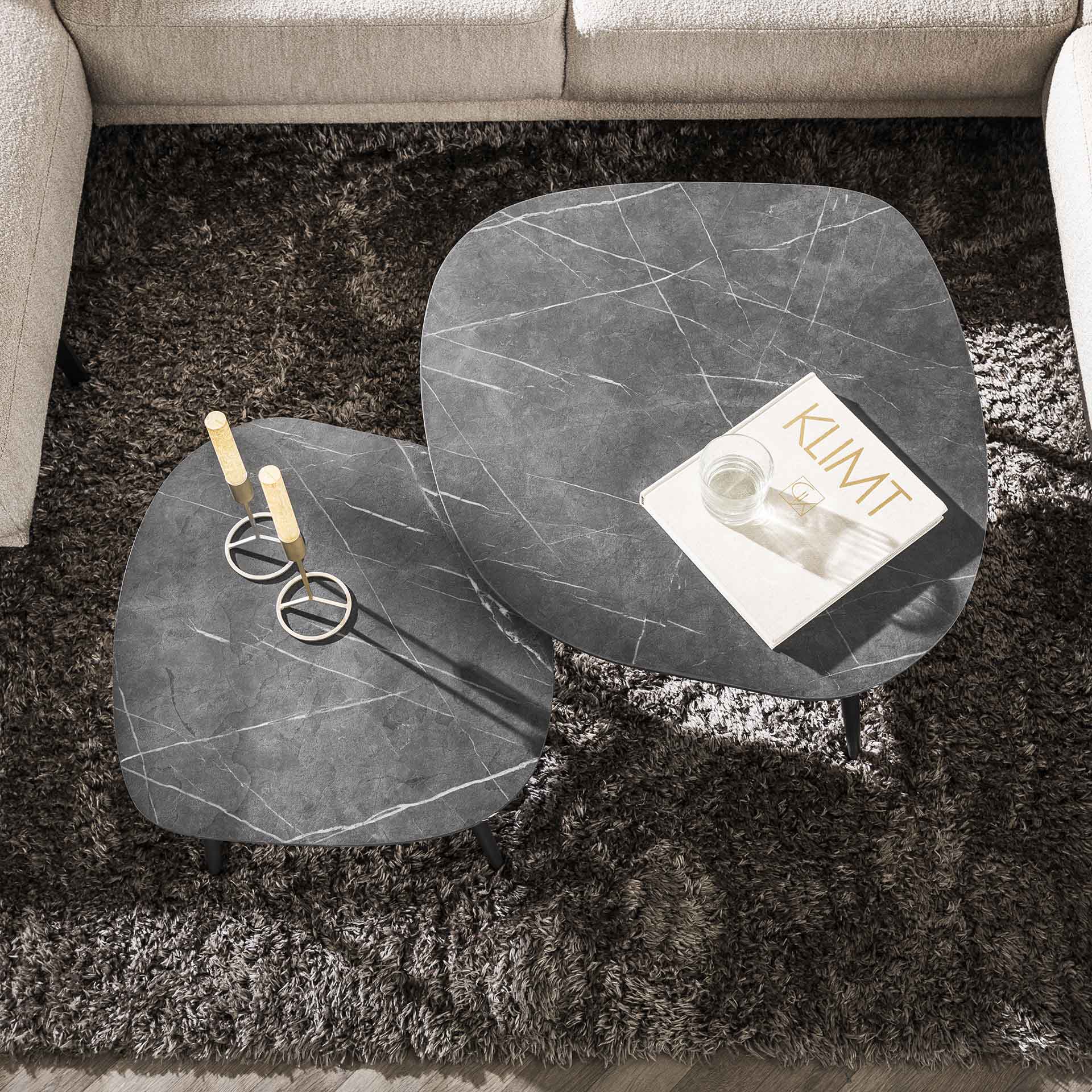 Couchtisch-Set Ravello – 2 Tische in organischer Form mit Keramikoptik & Stahlgestell, 85 x 79 x 40 cm, modernes Wohnzimmerset