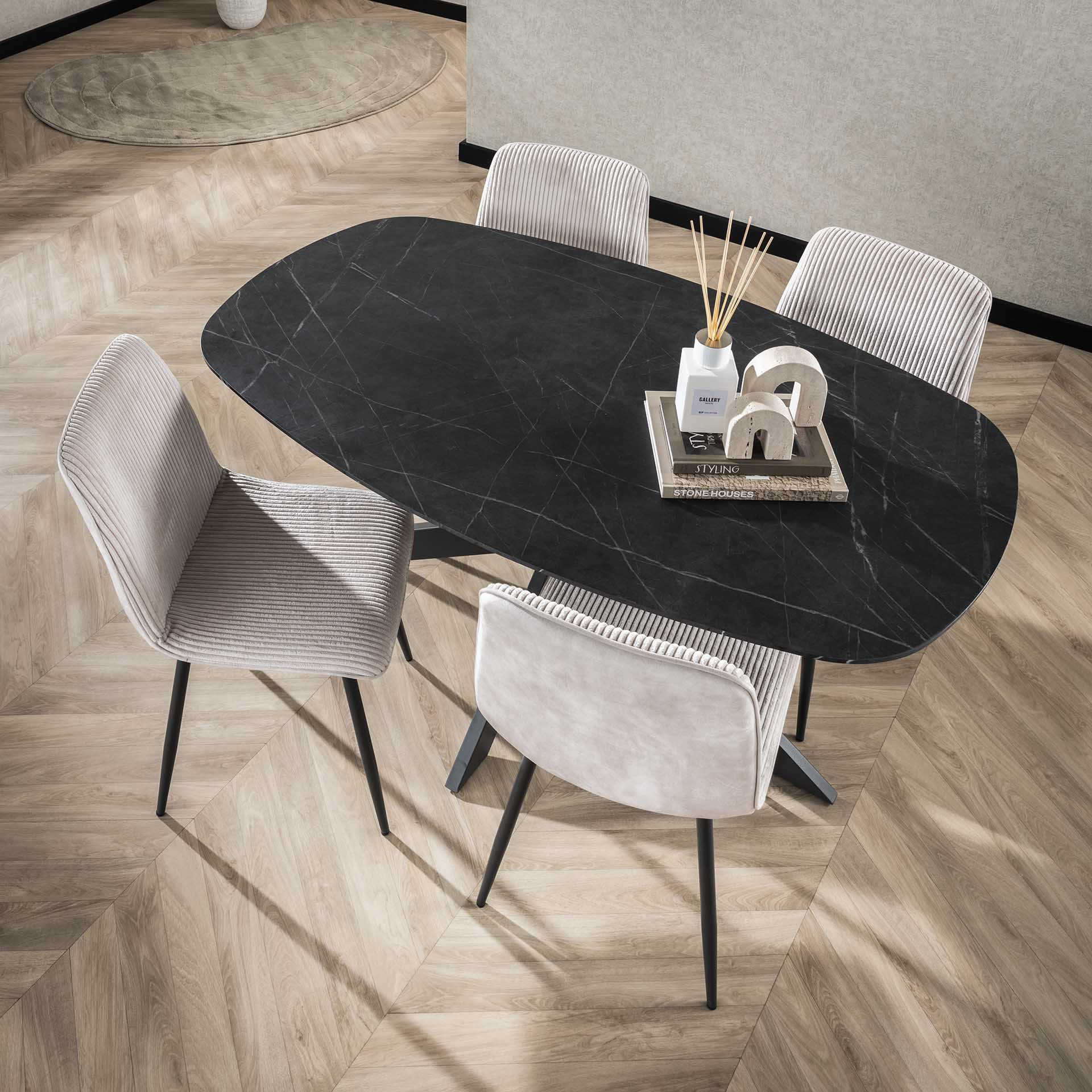 Esstisch Taviano – Ovaler Tisch in Keramikoptik mit schwarzem Spinnengestell, 150 x 90 x 76 cm, moderner Esszimmertisch