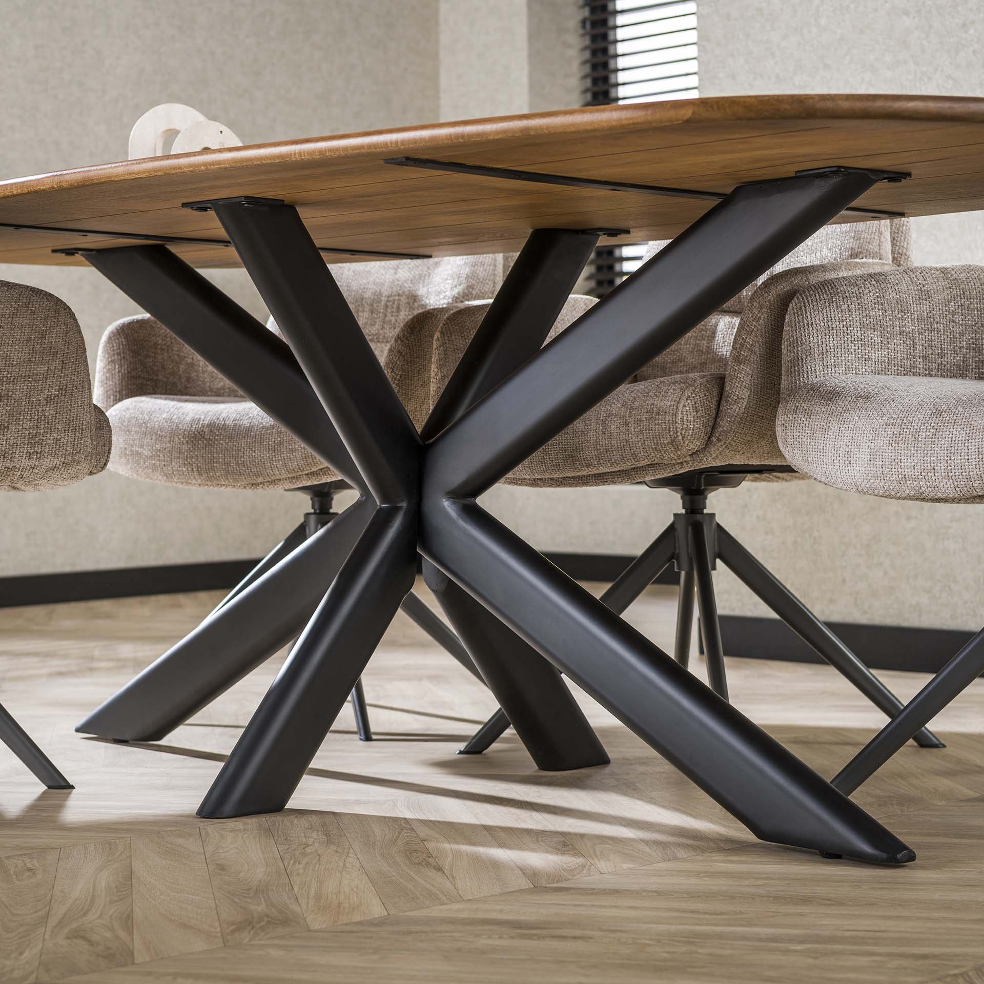 Esstisch Olvaro – Mangoholz Sand mit Spinnengestell aus Metall, 180 x 95 x 76 cm