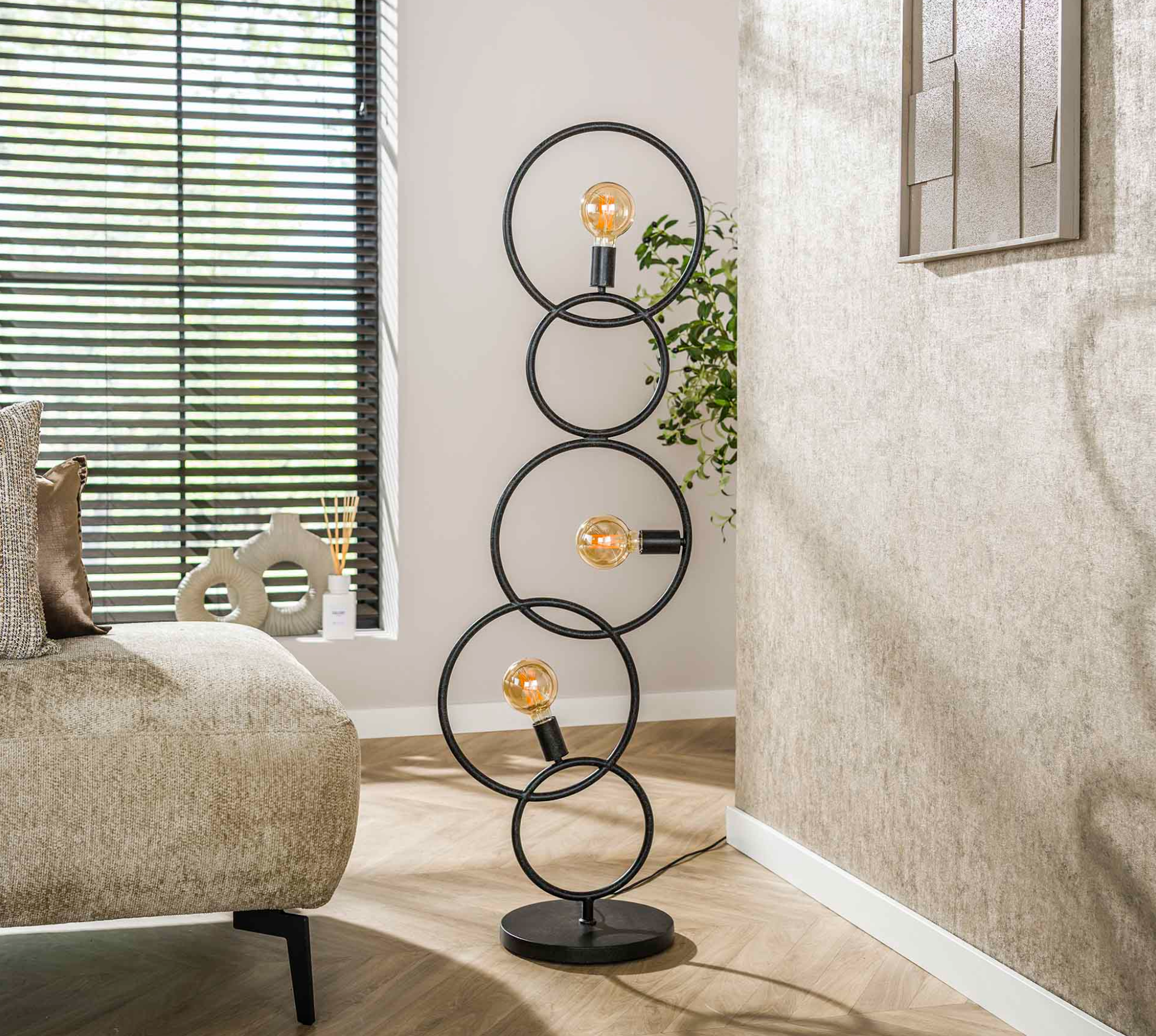 Stehleuchte Elara – Designerlampe aus Metall in Schwarz, 3-flammig mit Schleifen-Design