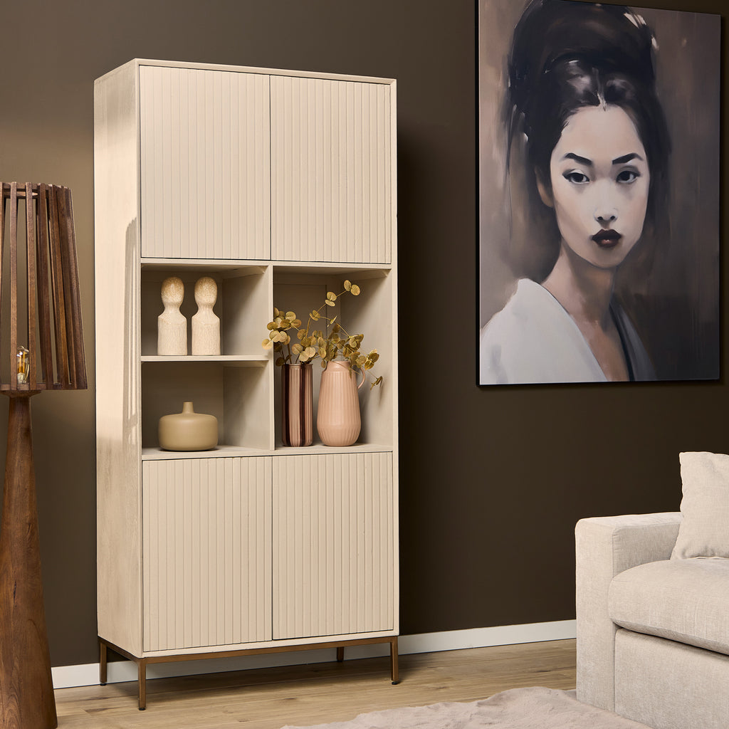 Regalschrank Mandy Sand – Mangoholz mit Lamellenmuster & bronzefarbenem Gestell, 90 x 45 x 200 cm