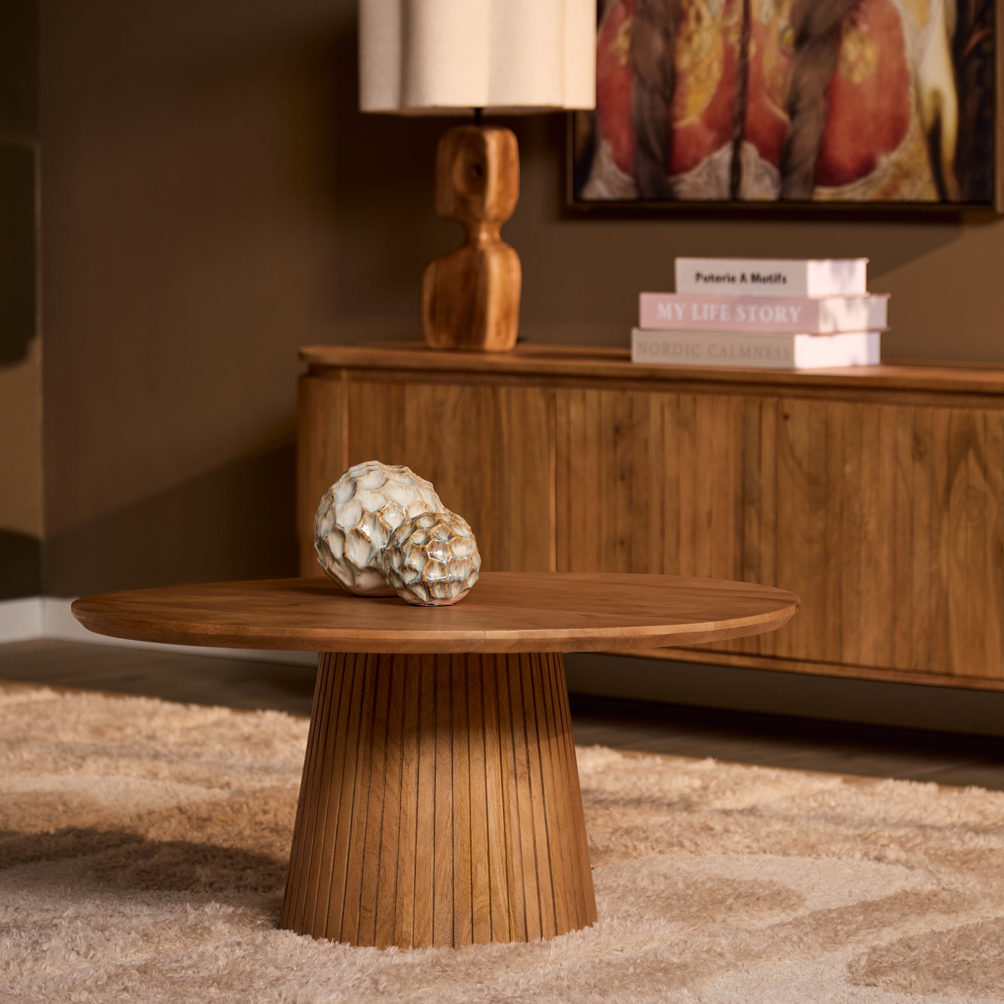 Couchtisch Sole Natur – Runder Wohnzimmertisch aus Mangoholz mit Lamellengestell, 80 x 80 x 38 cm, moderner Couchtisch