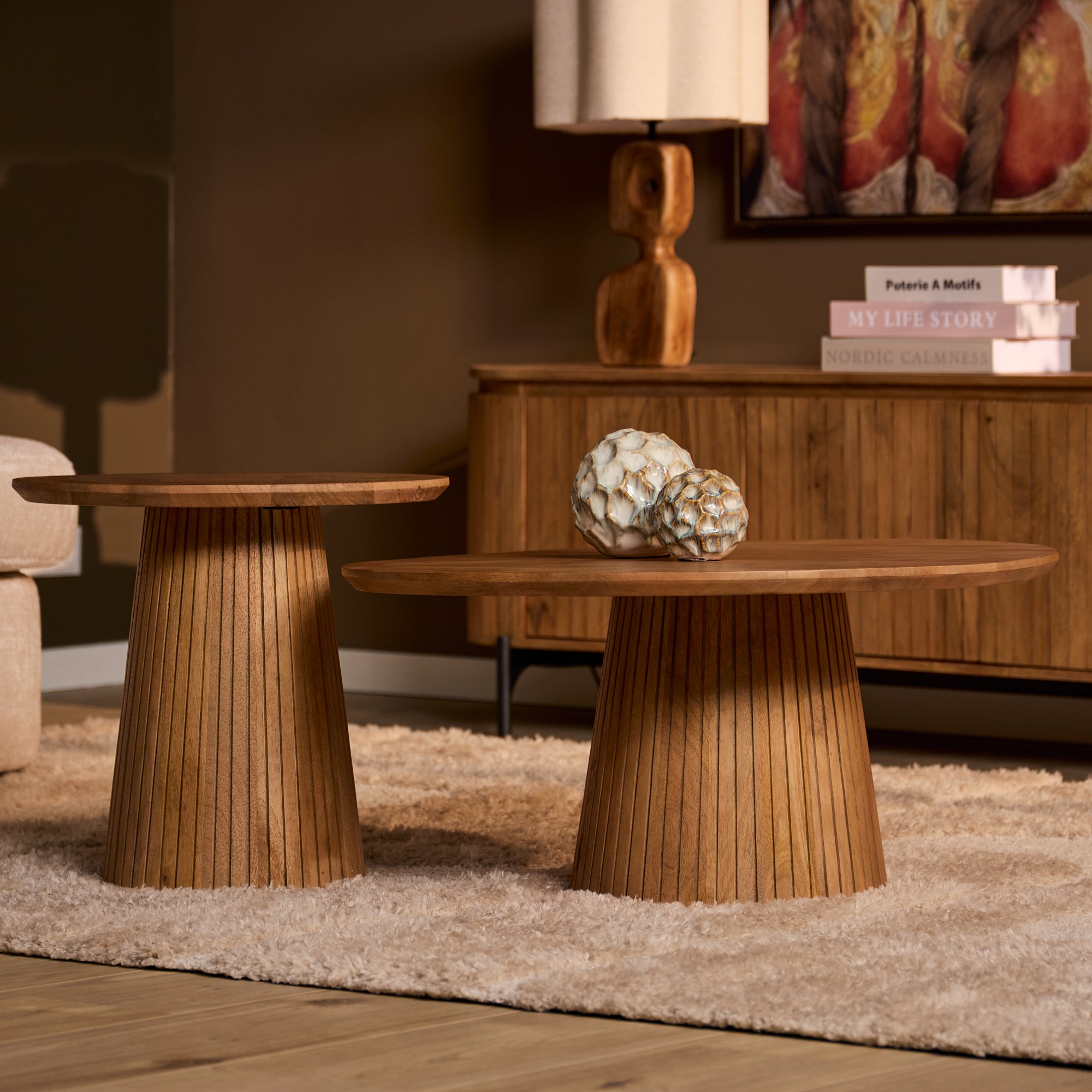 Couchtisch Sole Natur – Runder Wohnzimmertisch aus Mangoholz mit Lamellengestell, 80 x 80 x 38 cm, moderner Couchtisch