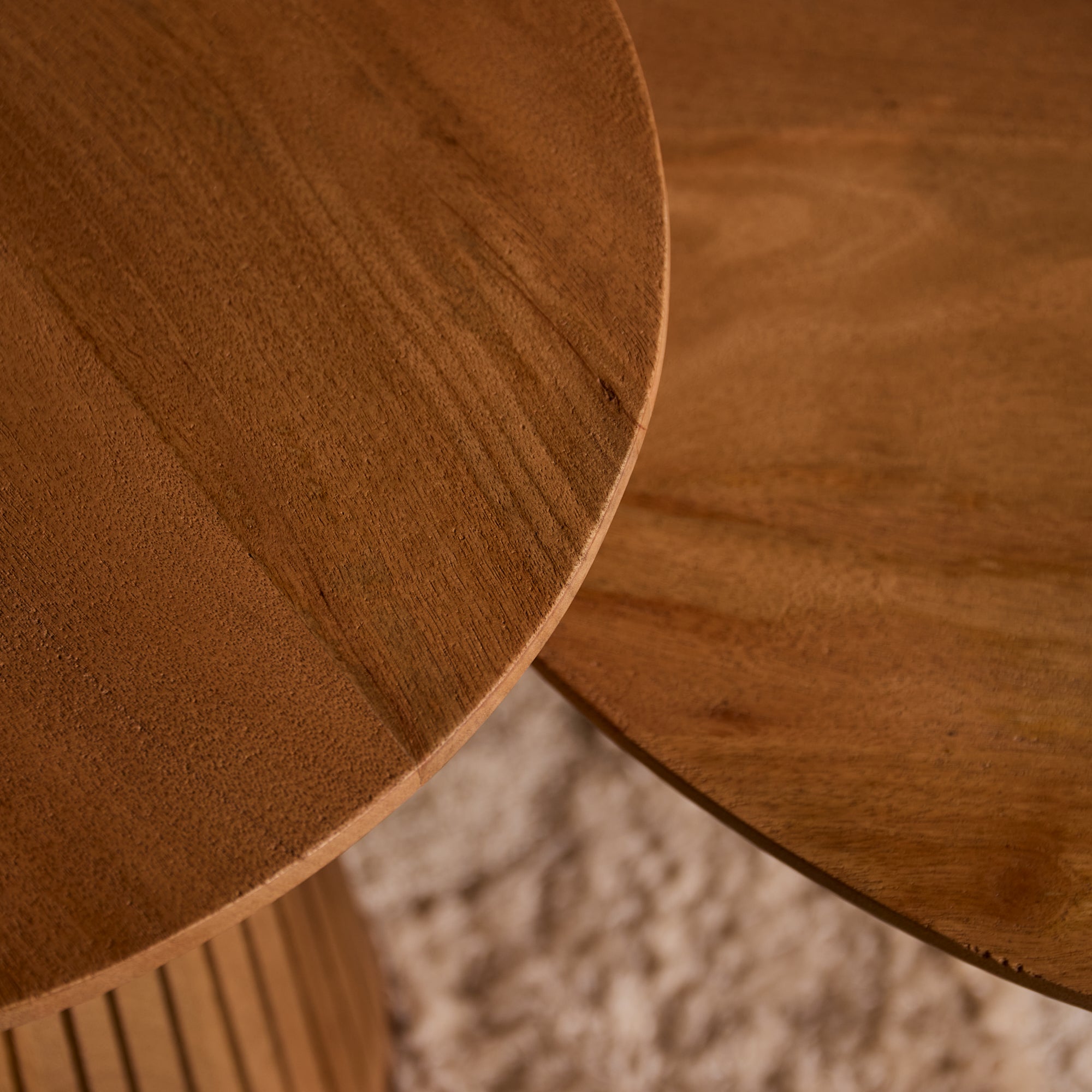 Couchtisch Sole Natur – Runder Wohnzimmertisch aus Mangoholz mit Lamellengestell, 80 x 80 x 38 cm, moderner Couchtisch