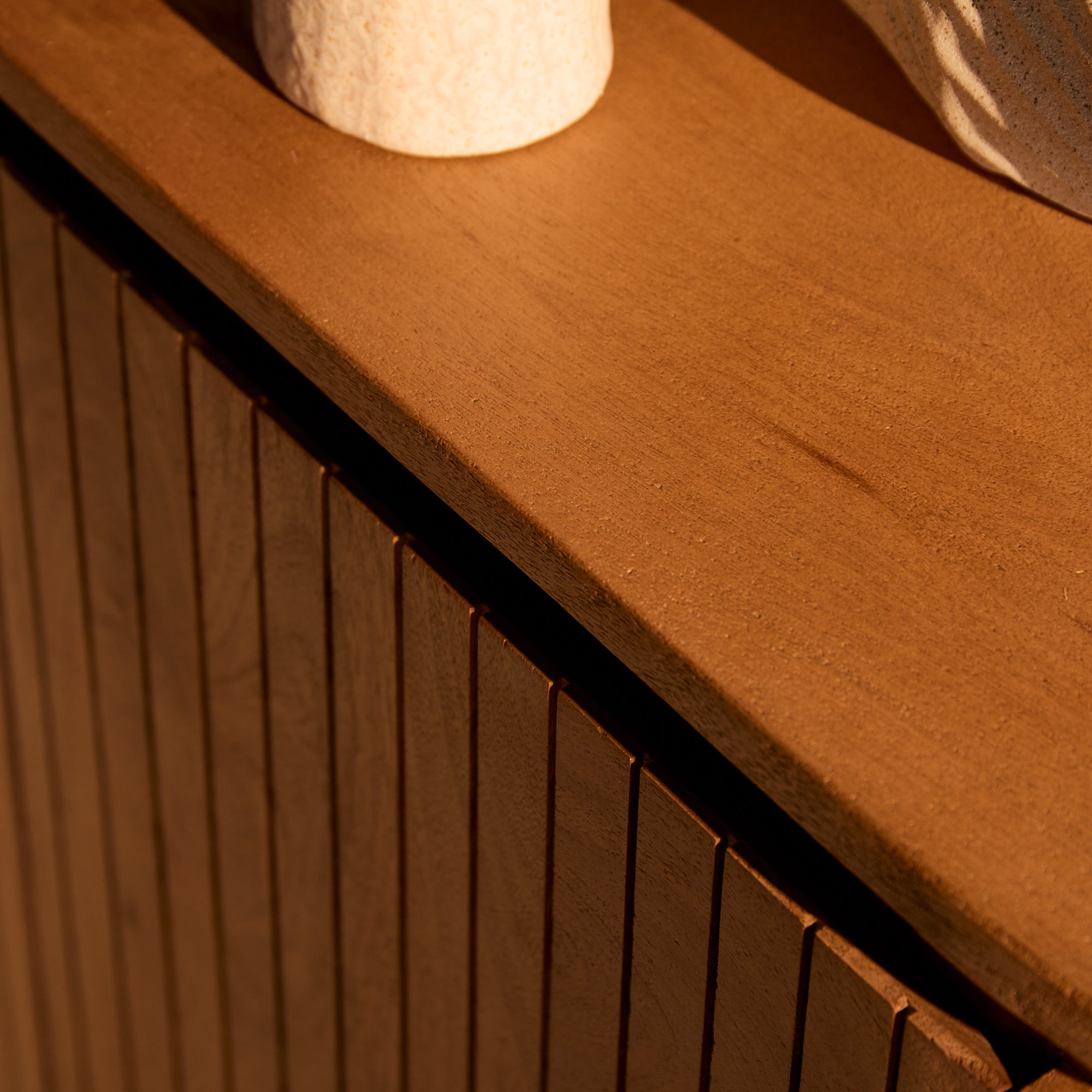 Sideboard Sole Natur – Massives Mangoholz mit Lamellentüren, 165 x 45 x 90 cm, modernes Aufbewahrungsmöbel