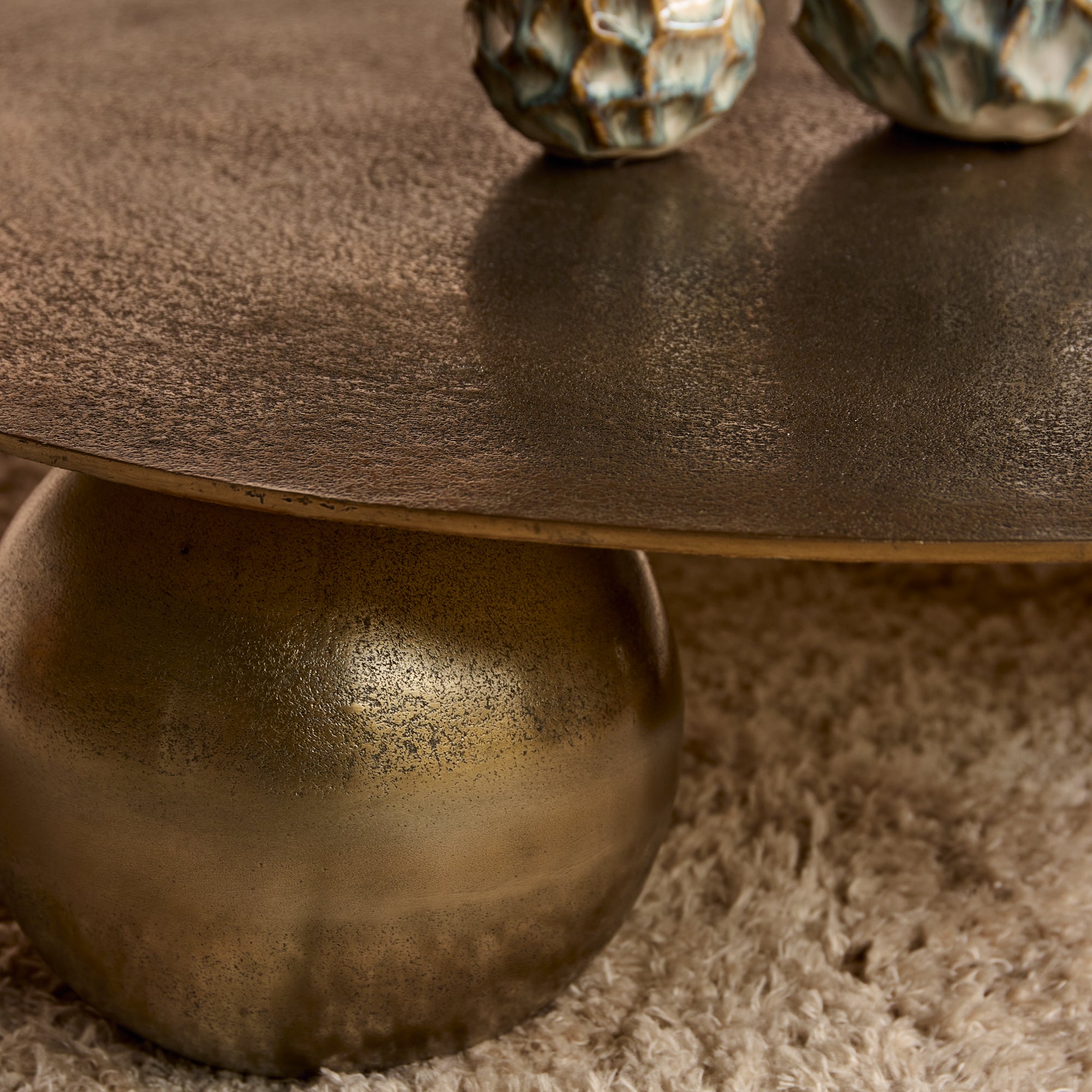 Couchtisch Ziva 90x90x23 cm – Aluminium in Gold mit einzigartigen Design-Beinen