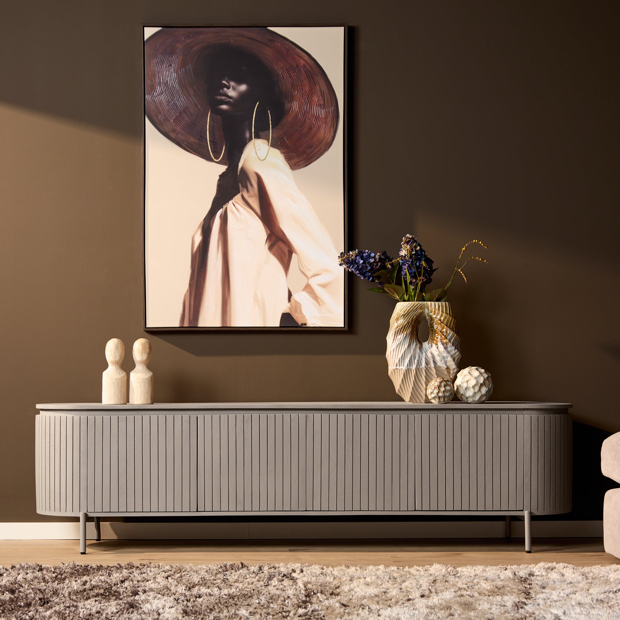 TV-Board Sole – Modernes Lowboard mit vertikalen Lamellen & Stauraum, 210 x 45 x 55 cm