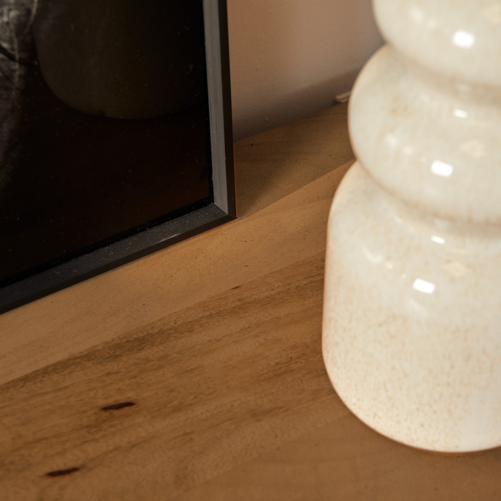 Sideboard Rois – Mangoholz mit schwarzem Metallrahmen, 2 Türen & 3 Schubladen, 160 x 45 x 85 cm