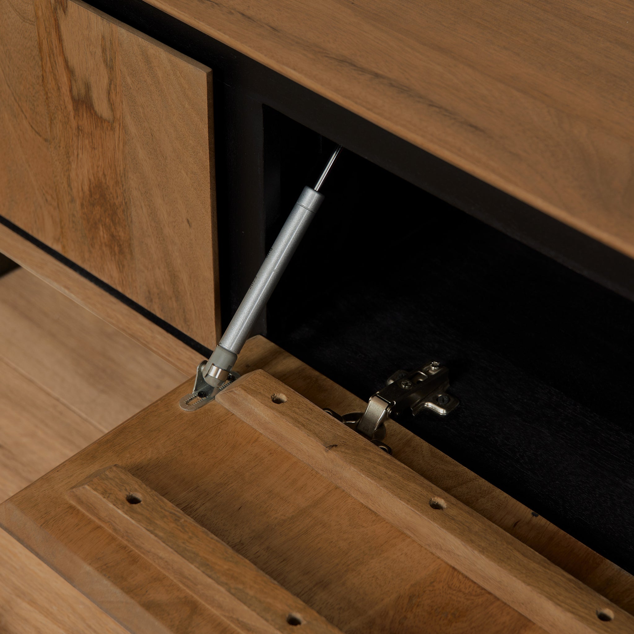 TV-Board Rois Schwebend – Mangoholz mit schwarzen Metallakzenten & 3 Türen, modernes Lowboard 160 x 35 x 30 cm